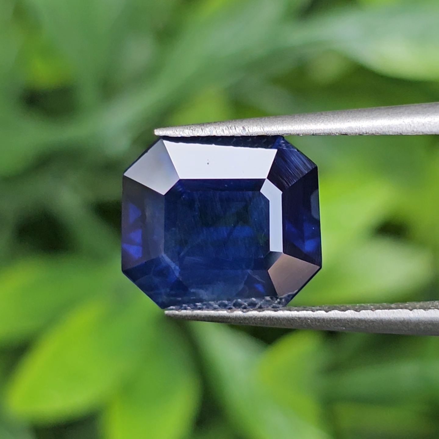 พลอย ไพลินสีพิเศษ รอยัลบลู Royal Blue Sapphire 3.52 กะรัต (Cts.) พร้อมใบเซอร์