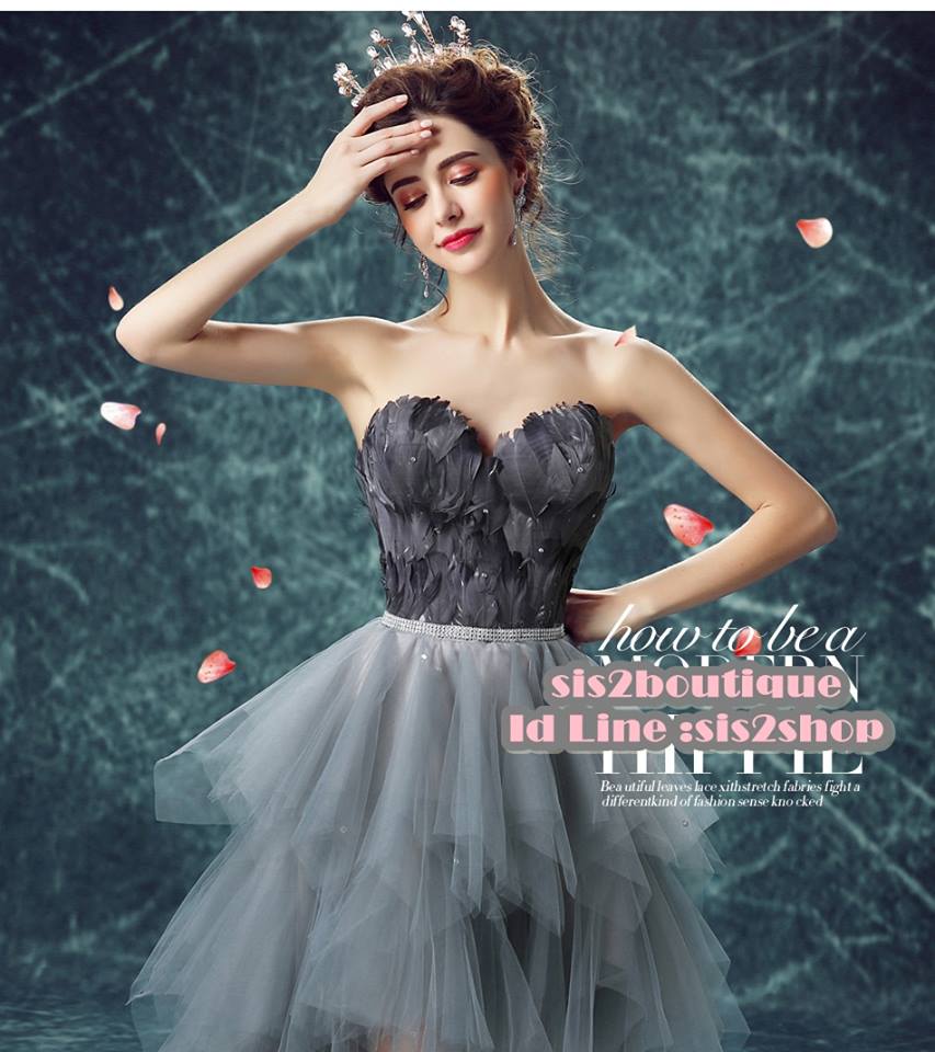 Pre-order ชุดแฟนซี ชุดราตรีสั้น สีดำเทา เกาะอก หน้าสั้นหลังยาว แต่งขนนกช่วงอก กระโปรงเป็นชั้น ๆ เชือกผูกหลัง