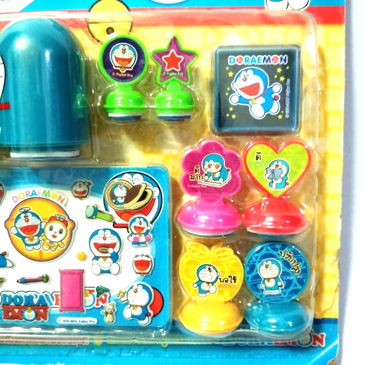 ของสะสมโดราเอม่อน**แพ็คเกจมีตำหนิ Stamper&Card set ชุดสแตมป์และการ์ด โดราเอม่อน โดเรม่อน ***ของแท้ - ตราแสตมป์ มีลาย Love You , Happy,ดีมาก,พอใช้,ดี,ปรับปรุง และมีสแตมป์ดาวและหัวโดราเอม่อน และสติ๊กเกอร์ ตามภาพ