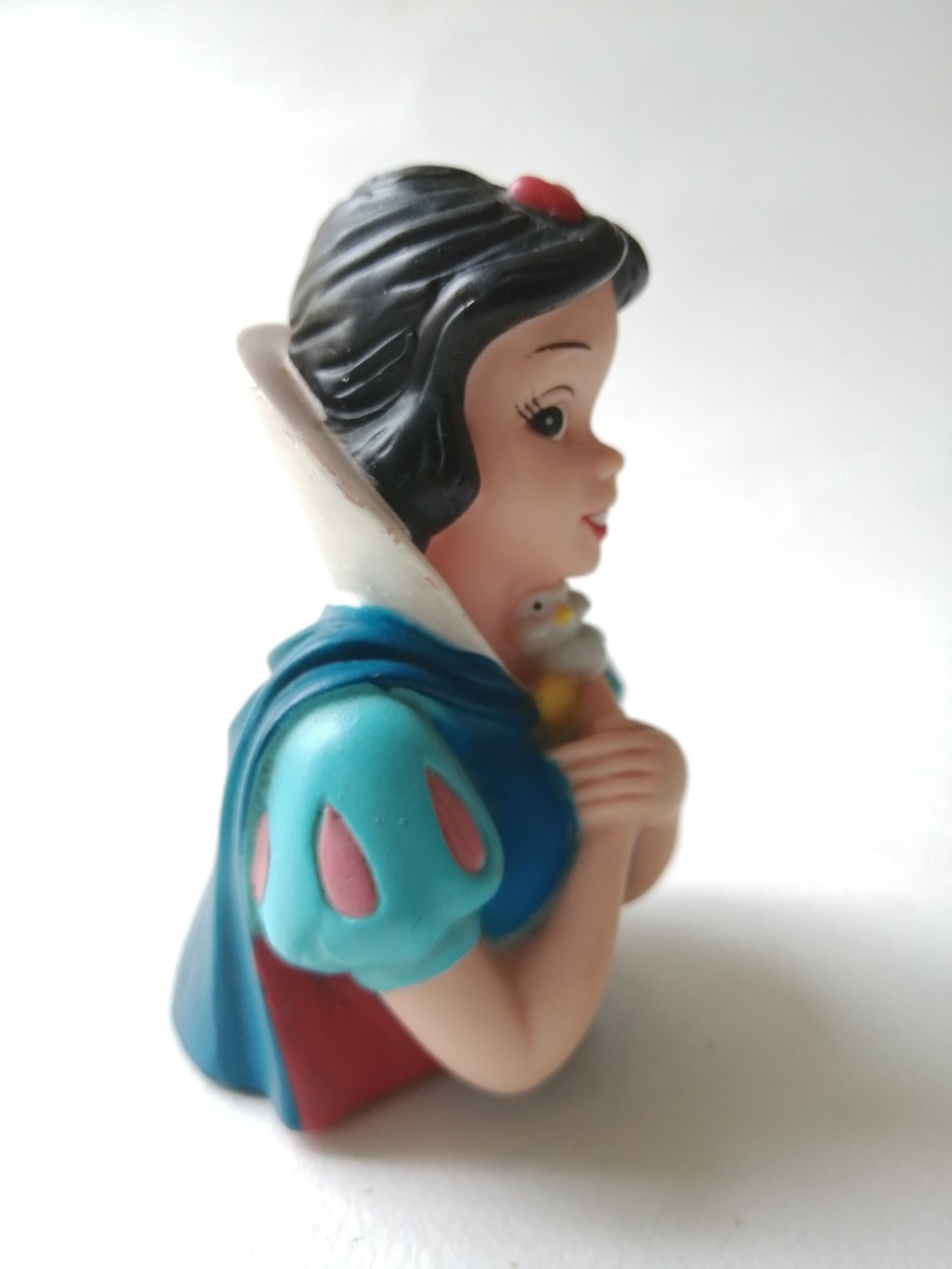 Disney Princess Snow White, bottle cap ของสะสมเจ้าหญิงสโนส์ไวท์ บรัชครึ่งตัวสโนว์ไวท์อุ้มนกสีขาว เป็นฝาขวดแชมพู รุ่นเก่าหน้าการ์ตูน ***งานเก่า มีตำหนิ ตามภาพ