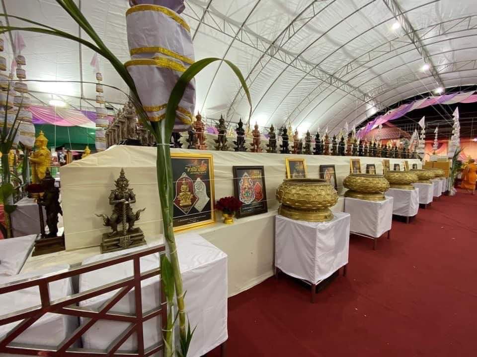 เหรียญท้าวเวสสุวรรณโณพุทธศิลป์รุ่นแรก ปลดหนี้ วัดแค รหัส 28 เนื้อสำริดผิวรุ้ง