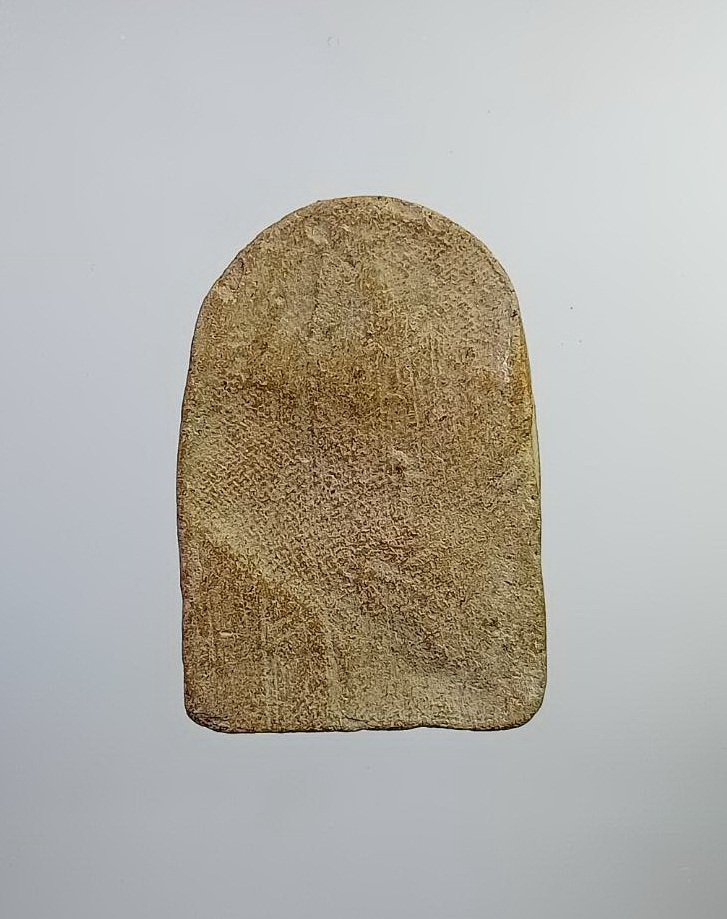 ผ2830 พระซุ้มกอ หลังลายผ้า เนื้อดิน ไม่ทราบที่ครับ