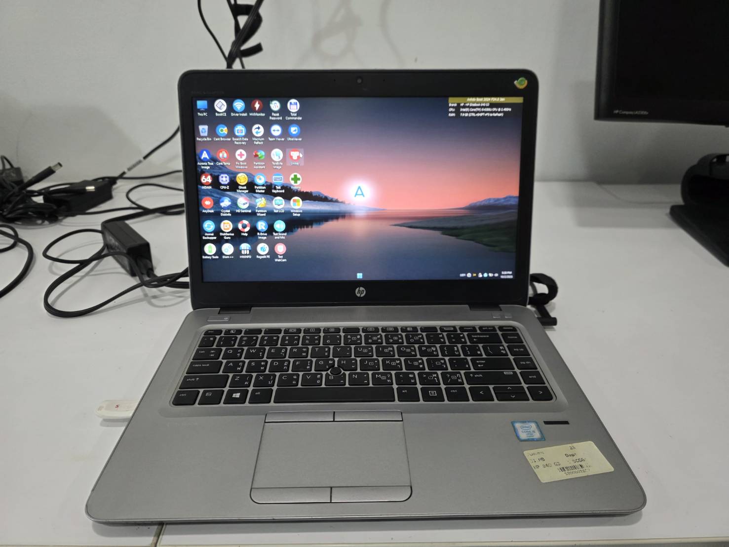 HP ElitrBook 840 G3 i5-6300 Ram 8GB ssd 256 GB แบตดี !! บอดี้ยังสวย ไม่มีสายชาตร์