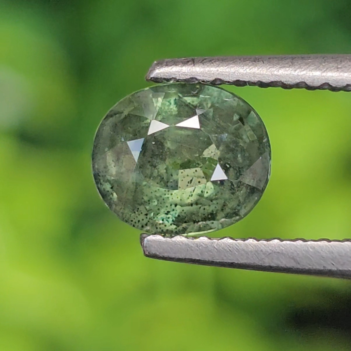 พลอย เขียวส่อง Green Sapphire 1.16 กะรัต (Cts.) พลอยแท้ อัญมณีมงคลประจําวันเกิด เครื่องประดับพลอย