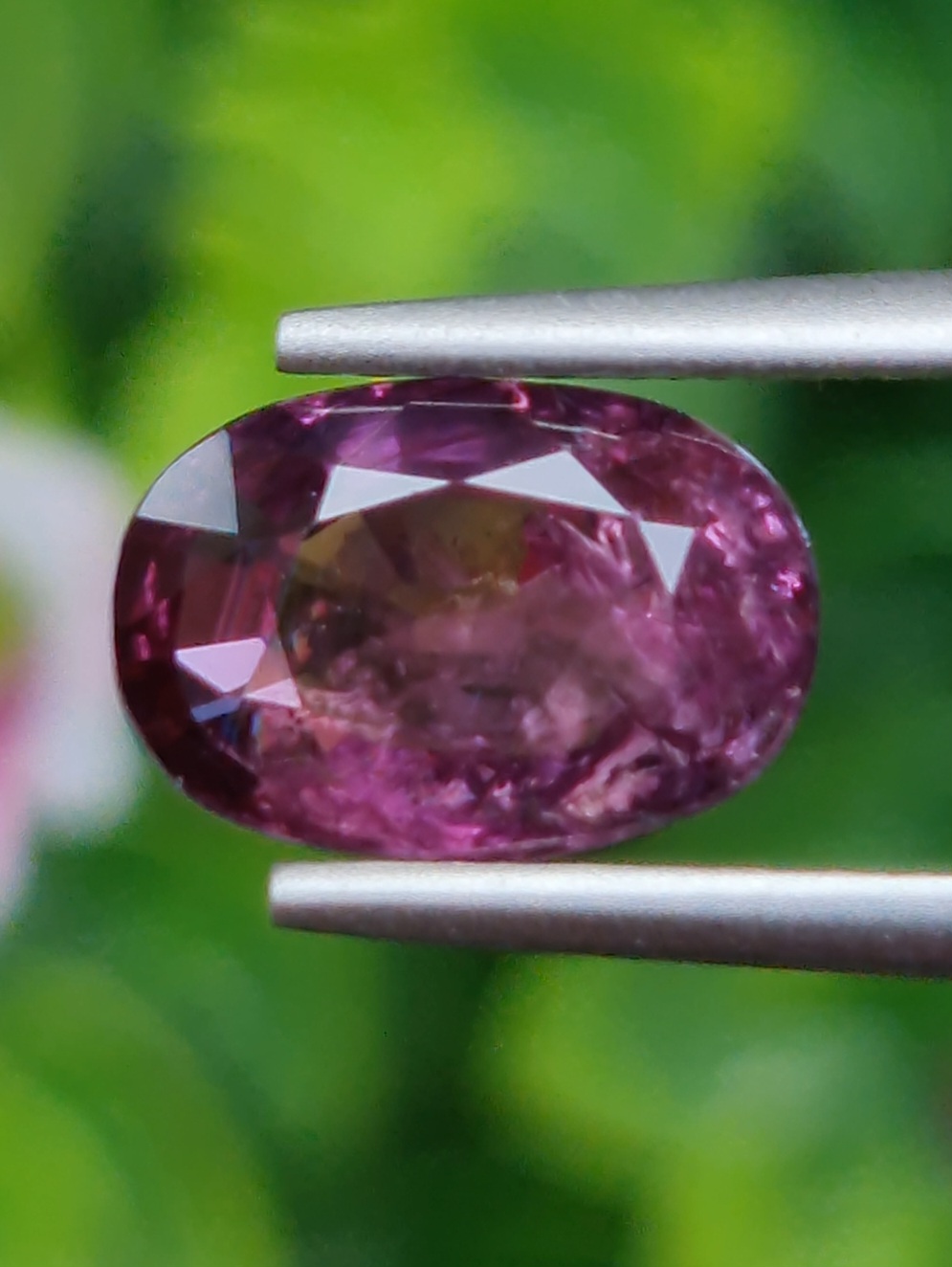 พลอย เพอเพิล แซฟไฟร์ สีม่วง Purple Sapphire ดิบ (Unheated) 2.05 กะรัต (Cts.) พร้อมใบเซอร์ พลอยแท้ อัญมณีมงคลประจําวันเกิด เครื่องประดับพลอย