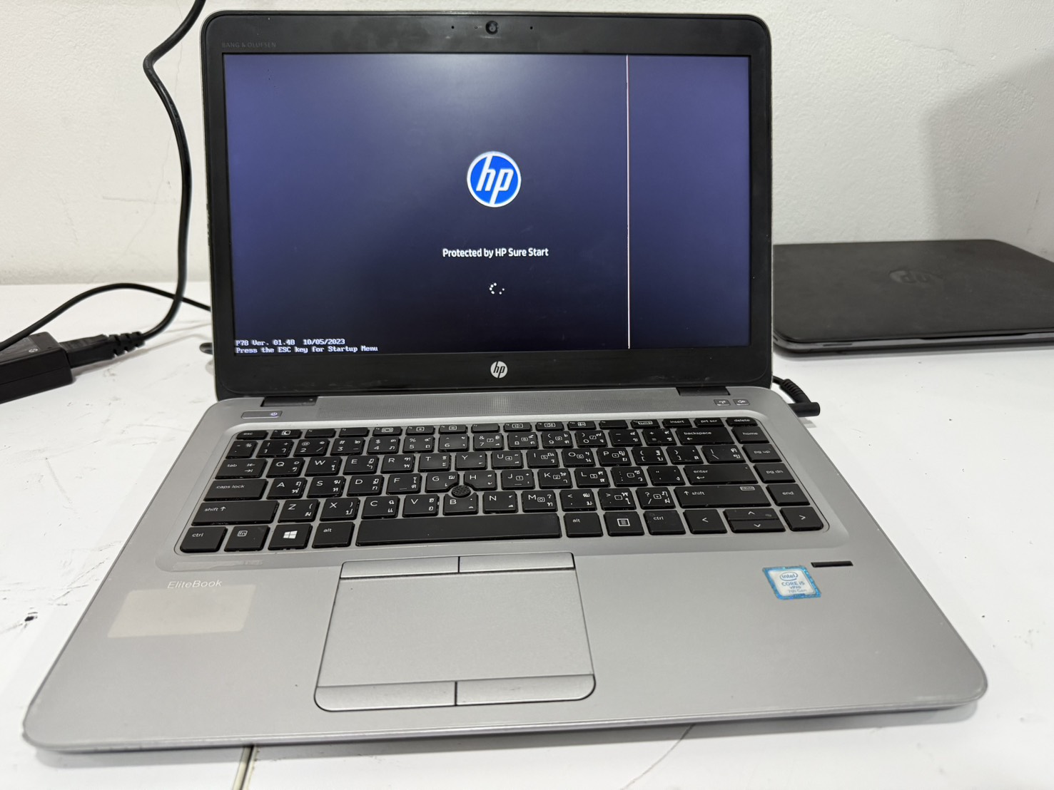 Notebook HP EliteBook 840 G4 (i5-7300U/8GB/M.2 256GB) ไม่มี Adapter แบตเสื่อม จอเป้นเส้น ฝามีคราบกาวเล็กน้อย