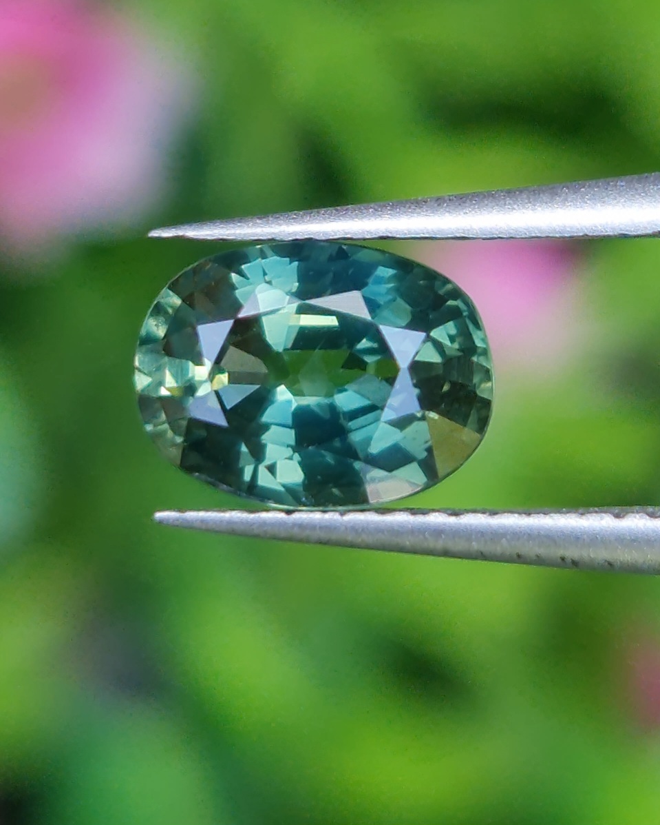 พลอย เขียวส่อง Green Sapphire 1.11 กะรัต (Cts.) พลอยแท้ อัญมณีมงคลประจําวันเกิด เครื่องประดับพลอย