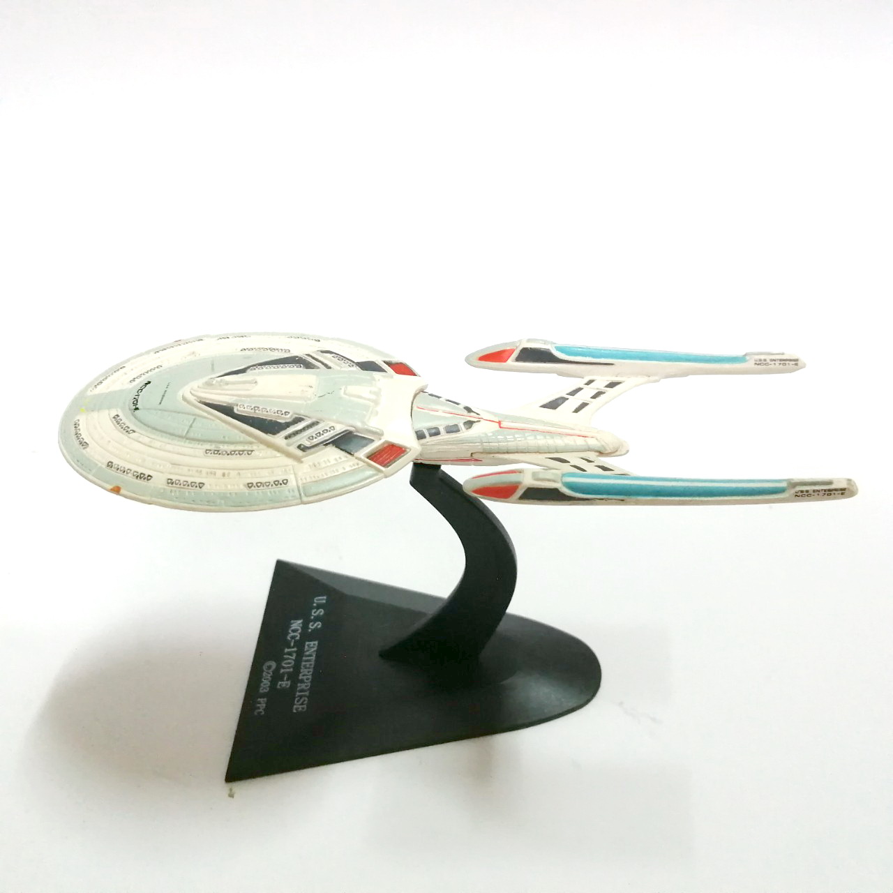 ของสะสม ยาน uss Enterprise NCC 1701 E ขนาดยาวราว 6 นิ้ว ถอดได้บางชิ้น พร้อมฐาน งานเก่าเก็บ