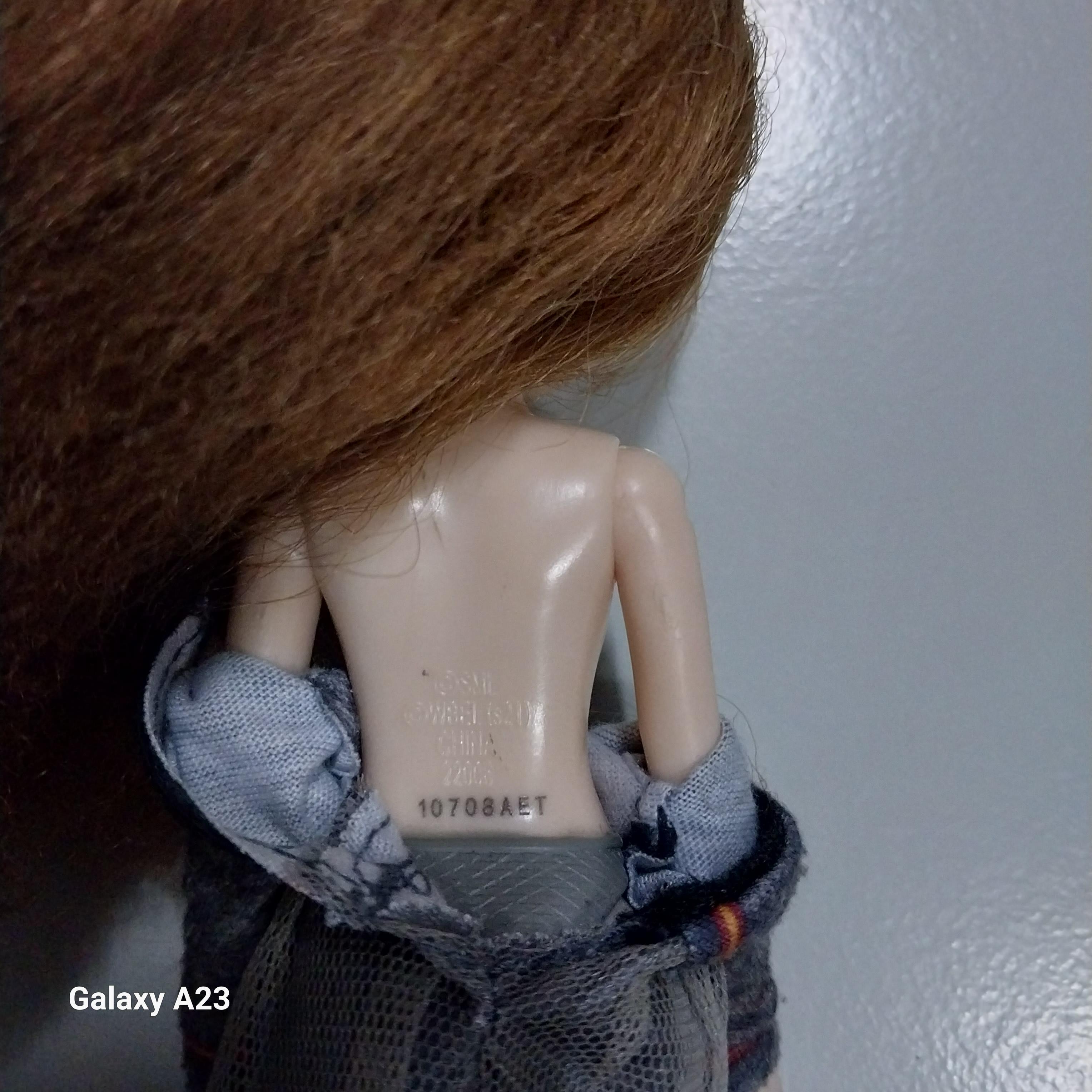 มี หลาย ภาพ ผมฟูช็อตบ้าง ตุ๊กตาเฮอร์ไมโอนี่ จาก Harry Potter ขนาดประมาณ 8 นิ้ว ผมฟู ไม่มีรองเท้า บริเวณถุงเท้ามีรอย สีลอดตามภาพ ของแท้