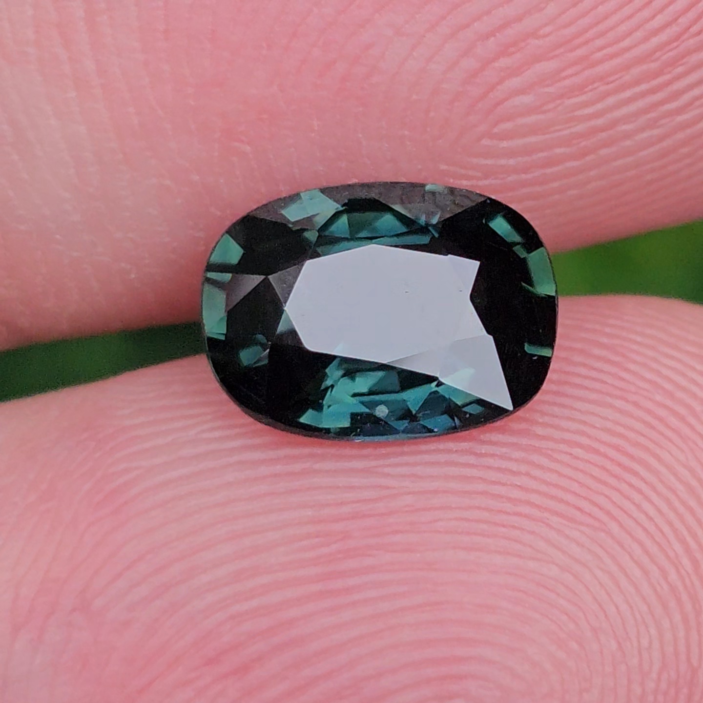 พลอย เขียวส่อง Green Sapphire 2.02 กะรัต (Cts.) ดิบ Unheated พลอยแท้ อัญมณีมงคลประจําวันเกิด เครื่องประดับพลอย