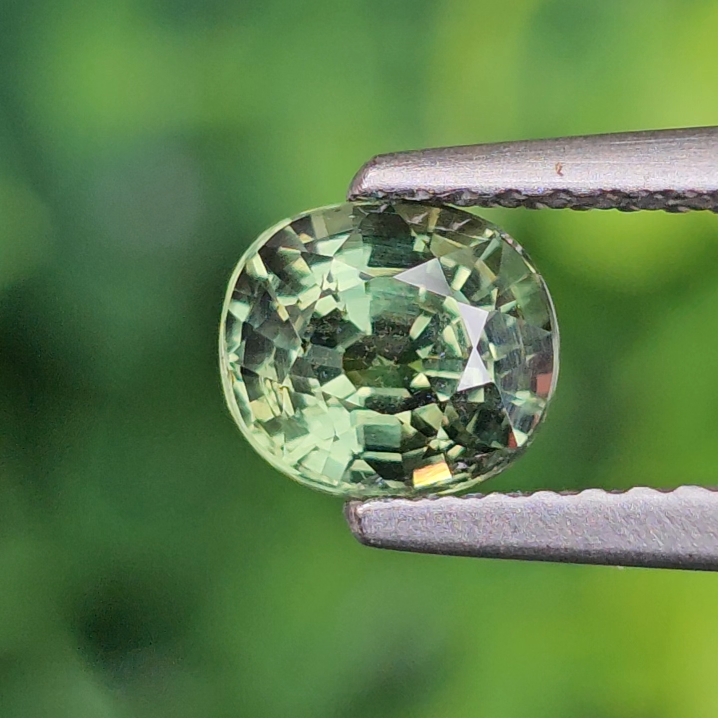 พลอย เขียวส่อง Green Sapphire 1.09 กะรัต (Cts.) ดิบ (Unheated) พร้อมใบเซอร์ (With Certificate) พลอยแท้ อัญมณีมงคลประจําวันเกิด เครื่องประดับพลอย