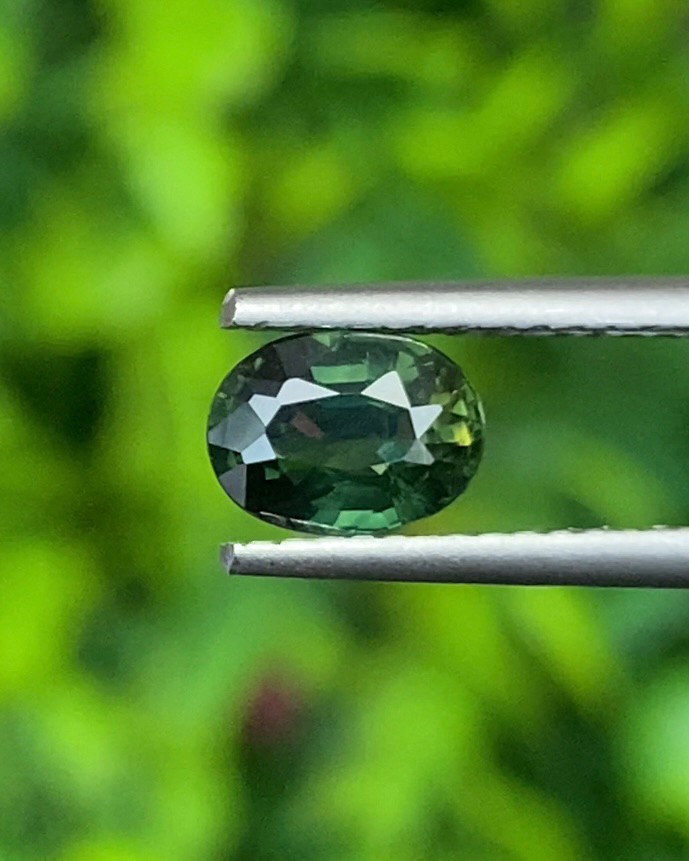 พลอย เขียวส่อง Green Sapphire 1.09 กะรัต (Cts.) พลอยแท้ อัญมณีมงคลประจําวันเกิด เครื่องประดับพลอย