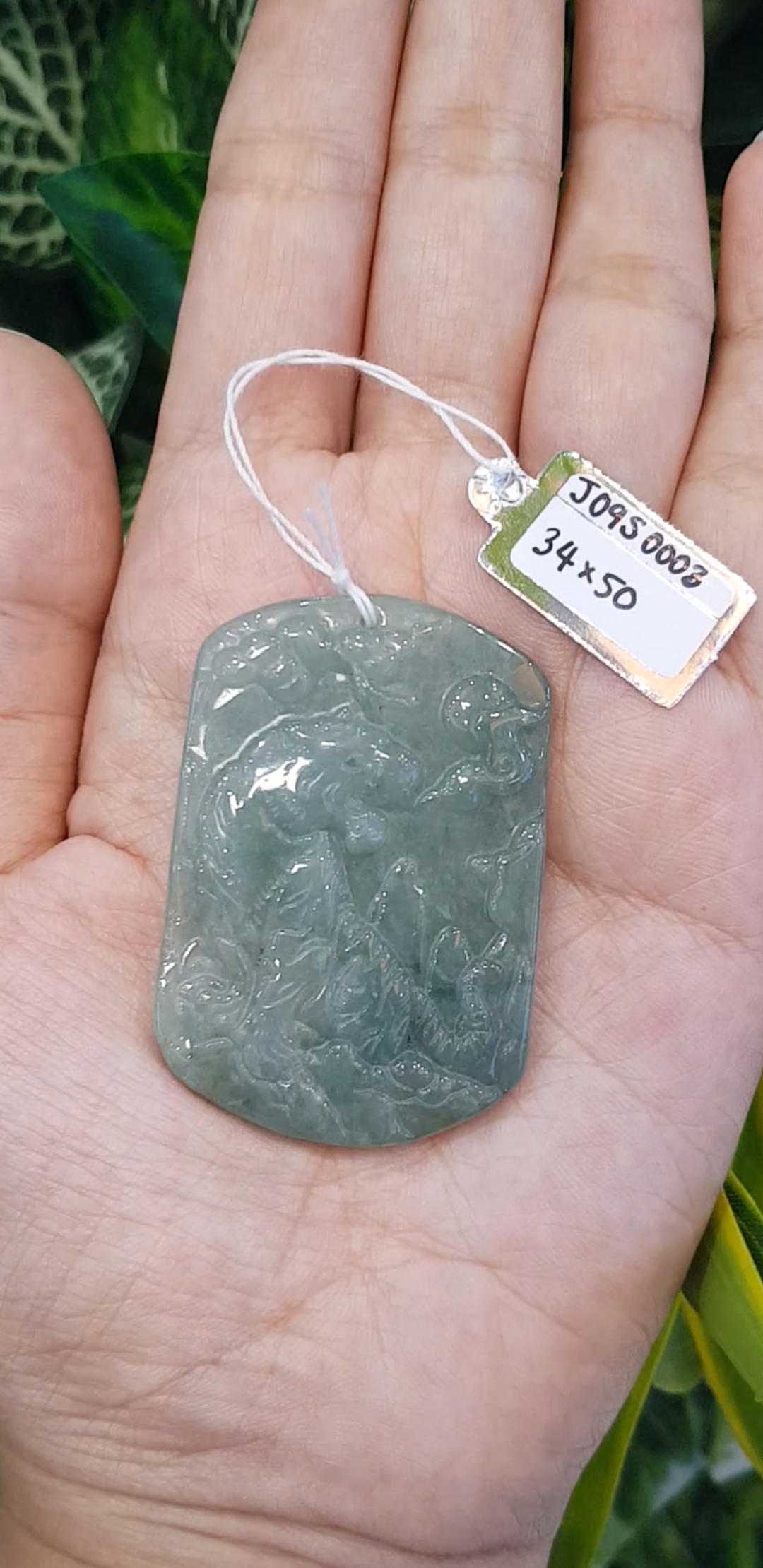 หยก พม่า แท้ Jade จี้หยก (jadeite) แกะสลักรูปเสือ ดิบ ไม่ผ่านการปรับปรุง (Type A) พม่า (Myanmar)