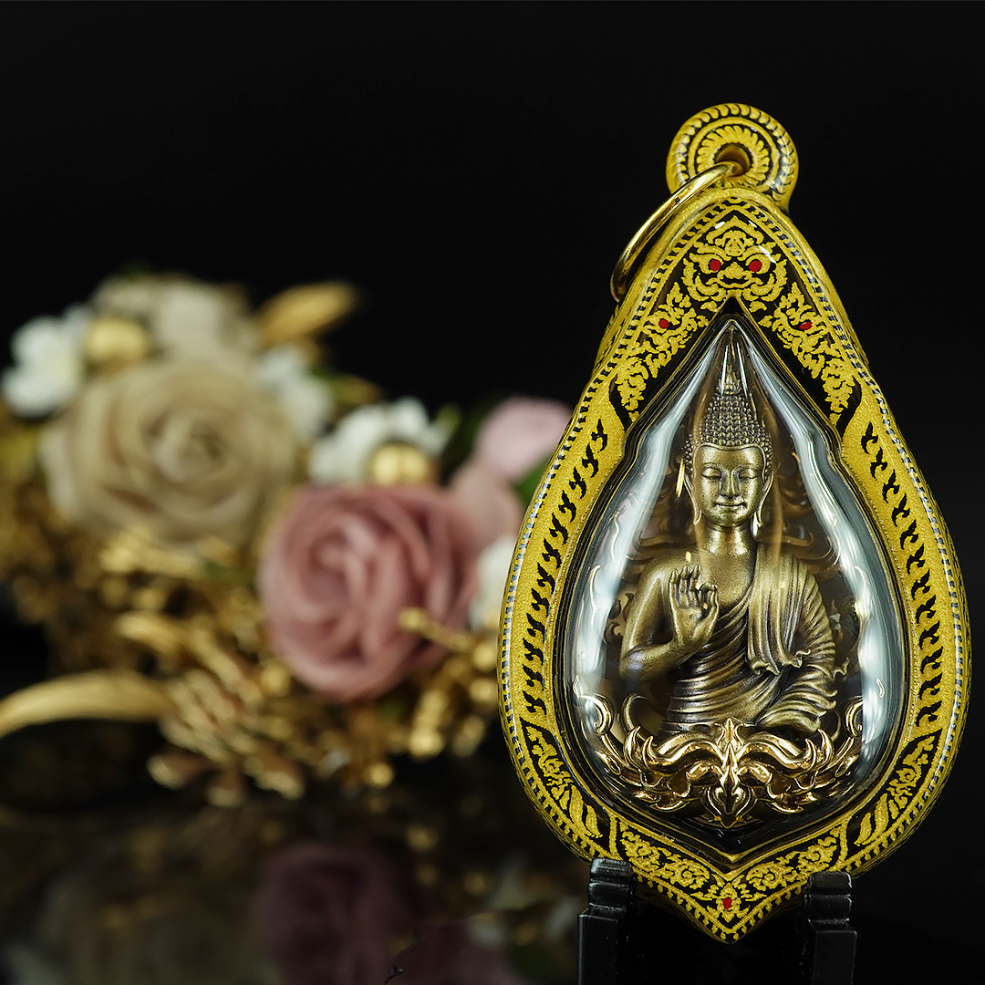 บริการเลี่ยมแบบมีลายขอบข้าง No.A สีทอง (แบบห้อยคอ ขนาดพระไม่เกิน 5 เซนติเมตร) ** ลูกค้าส่งงานมาเลี่ยมที่ร้าน ระยะเวลาเลี่ยมประมาณ 3-5 วัน ไม่รวมระยะเวลาจัดส่ง **