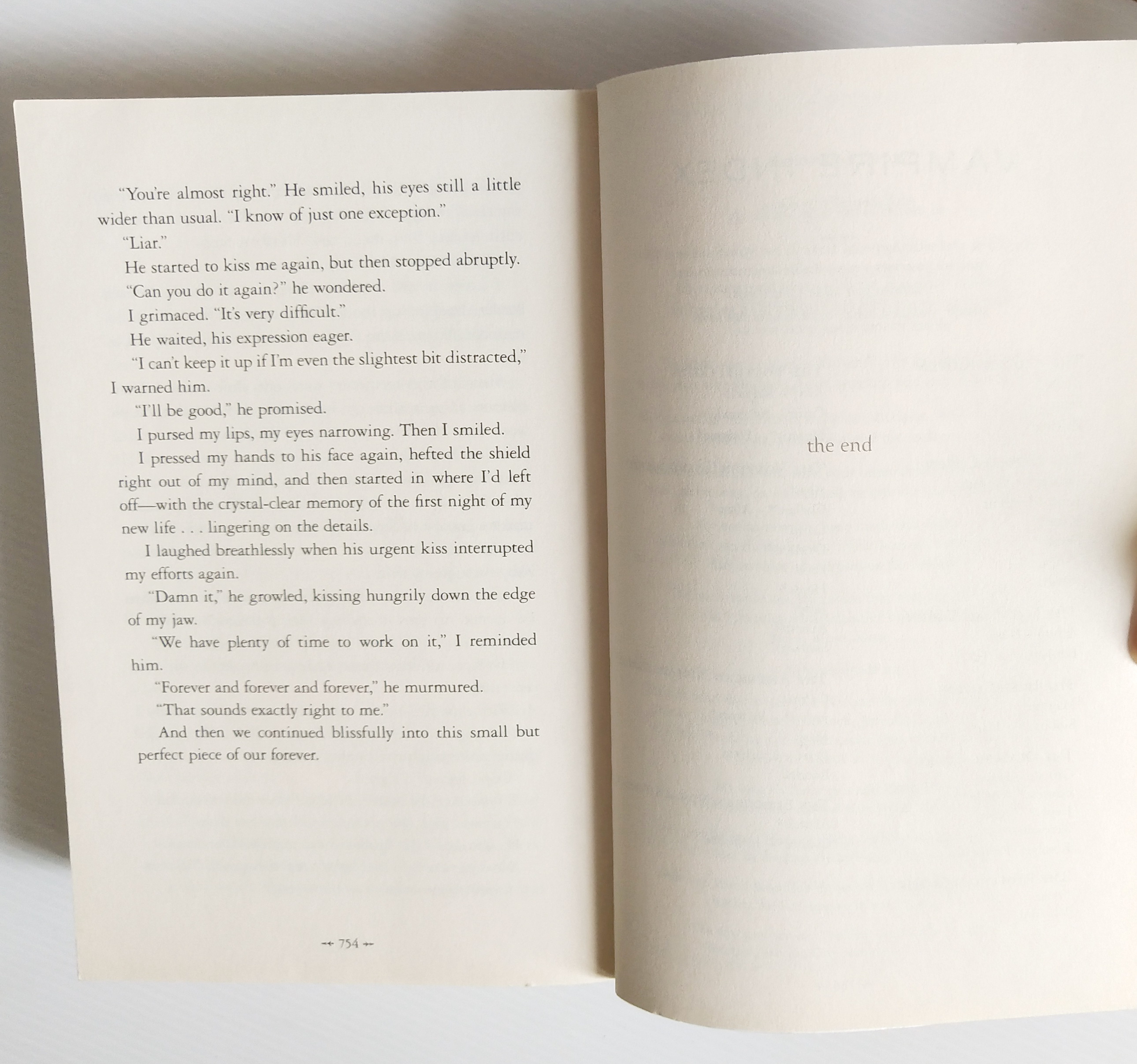 หนังสือนิยายภาษาอังกฤษ "ฺBreaking Dawn" จากแวมไพร์ทไวไลท์ รวม 3 ภาคในเล่ม โดย Stephenie Meyer หนังสือสภาพดี **หน้าแรกมีรอยสก๊อตเทปเล็กน้อยตามภาพ