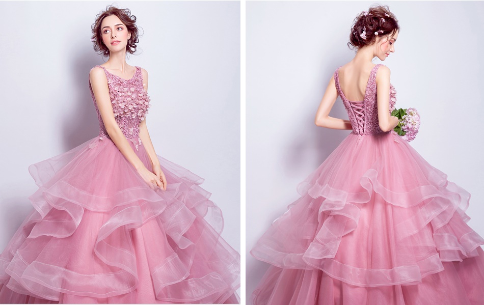 Pre-order ชุดแฟนซี ชุดเจ้าสาว ชุดราตรียาว สีชมพู แขนกุด แต่งผ้าลูกไม้ ประด้บด้วยดอกไม้สามมิติ กระโปรงเป็นชั้น พองสวย สไตล์เจ้าหญิง เชือกผูกหลัง