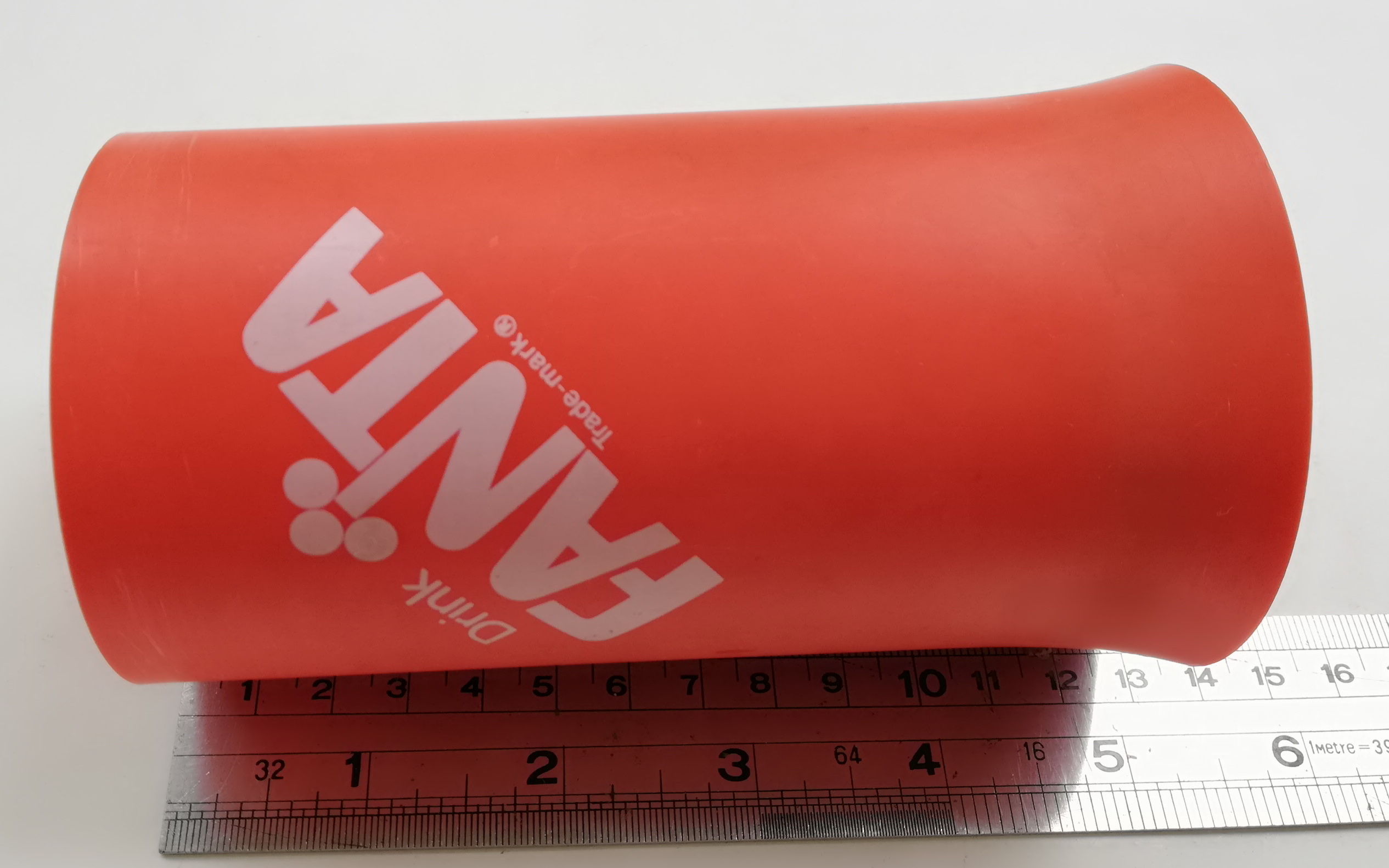 ของสะสมเก่า แก้วน้ำพลาสติกแขงทรงกระบอกสีส้ม ก้นแก้วบานออก มีฐาน พิมพ์ลายแฟนต้า FANTA ของสะสมจากแฟนต้ารสส้ม