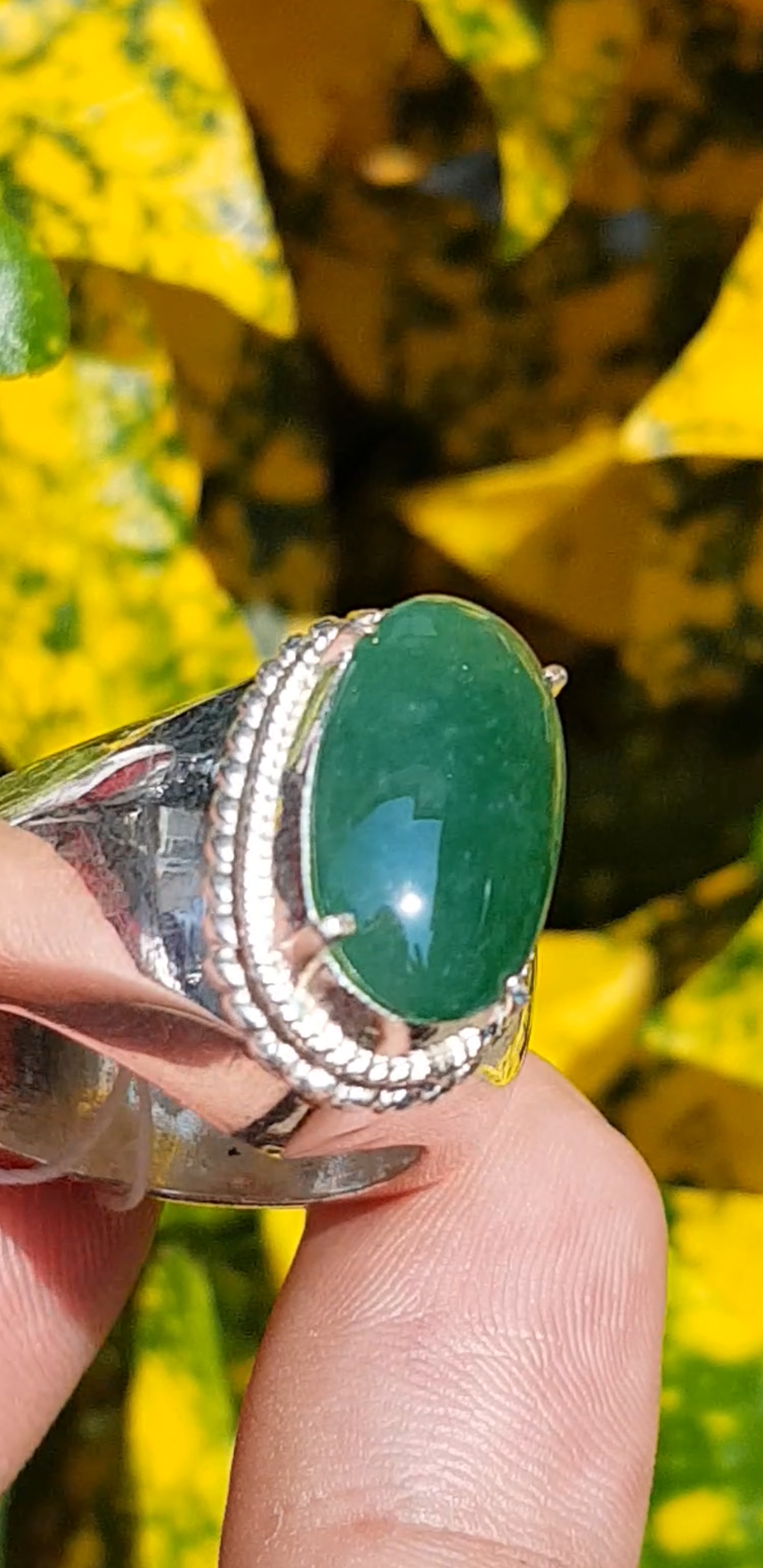 หยก พม่า แท้ Jade แหวนหยก 翡翠戒指 (Jadeite ring) 3.00 กะรัต (Cts.) ดิบ ไม่ผ่านการปรับปรุง (Type A) พม่า (Myanmar)