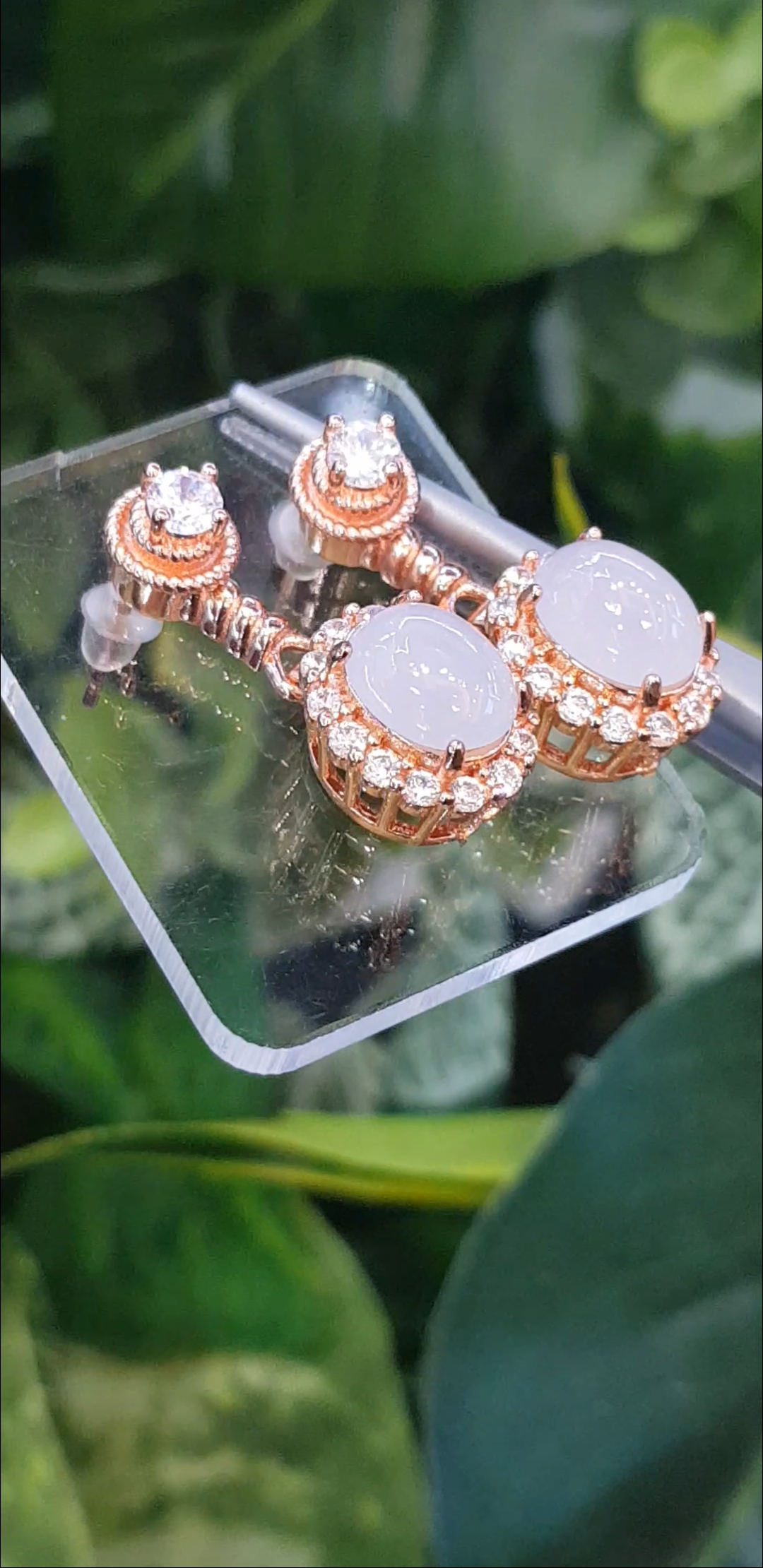 หยก พม่า แท้ Jade ต่างหูหยก (jadeite) ดิบ ไม่ผ่านการปรับปรุง (Type A) พม่า (Myanmar)