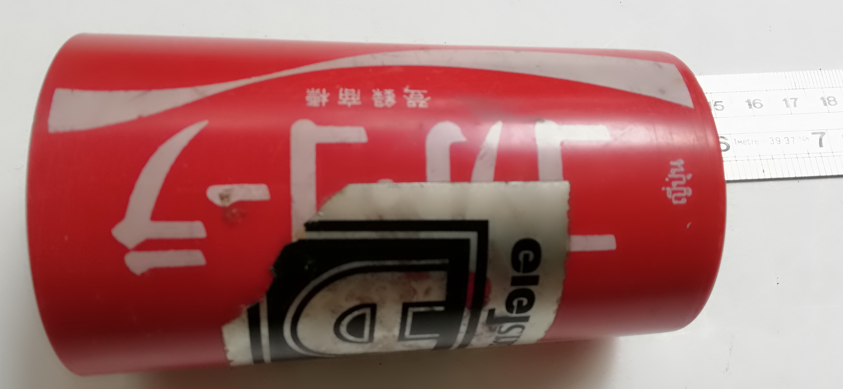 ของเก่าสะสม แก้วน้ำพลาสติกสีแดง ของสะสมจากโค้ก พร้อมภาษาญี่ปุ่น เส้นผ่าศุนย์กลางปากแก้วประมาณ 2.6" ,ก้น 2.2" ความสูงประมาณ 4.8" **ของเก่ามีตำหนิ โปรดตรวจสอบทุกภาพ