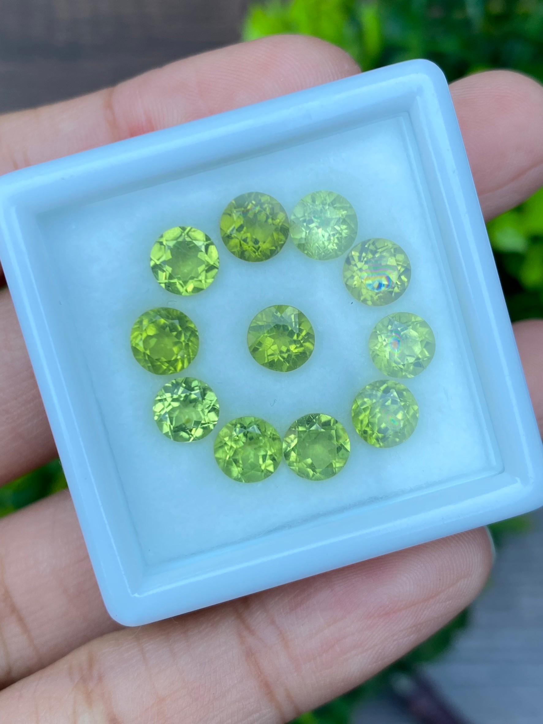 พลอย เพอริดอต Peridot 10.33 กะรัต (Cts.) 11 เม็ด (pcs.) พลอยแท้ อัญมณีมงคลประจําวันเกิด เครื่องประดับพลอย