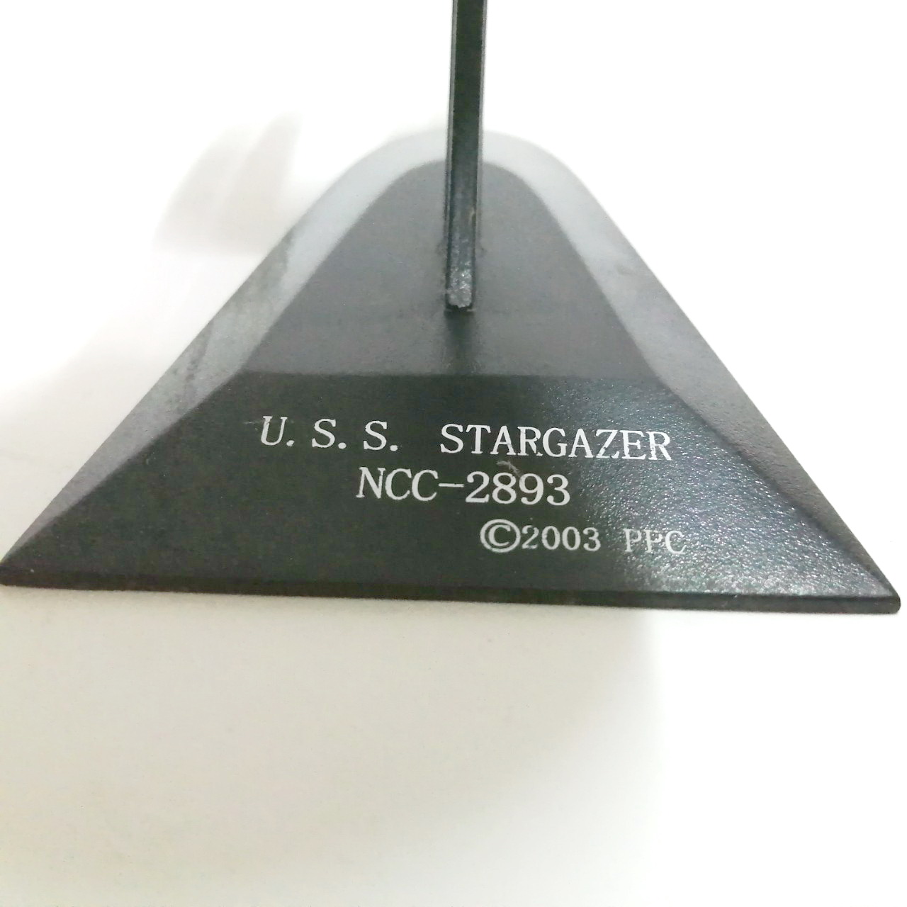 ของสะสม ยาน USS STARGAZER NCC 2893 ขนาดยาวราว 6 นิ้ว ถอดได้บางชิ้น พร้อมฐาน งานเก่าเก็บ