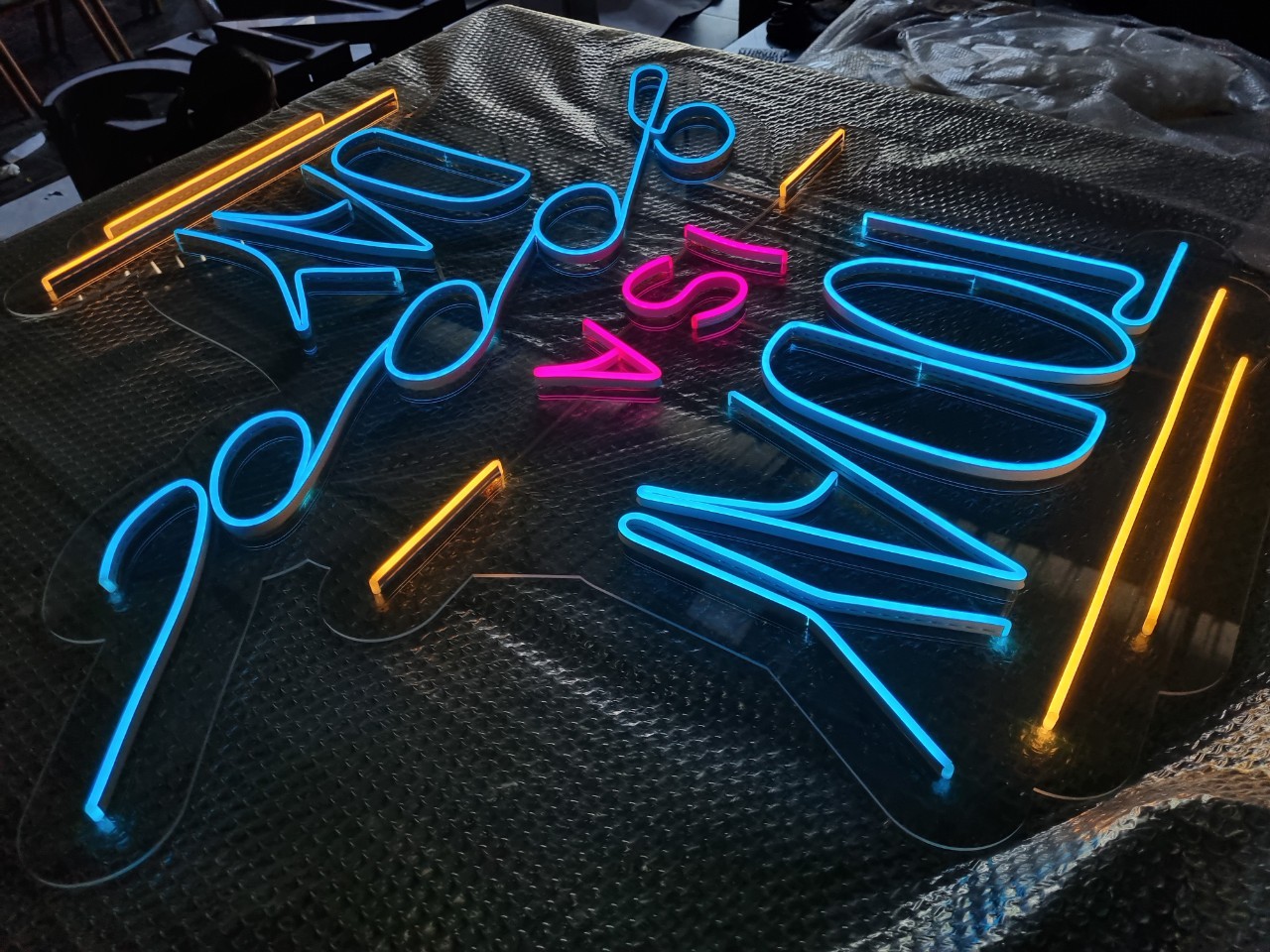 '' ป้ายไฟดัดนีออนเฟล็กซ์ '' ขนาด 100x100 cm