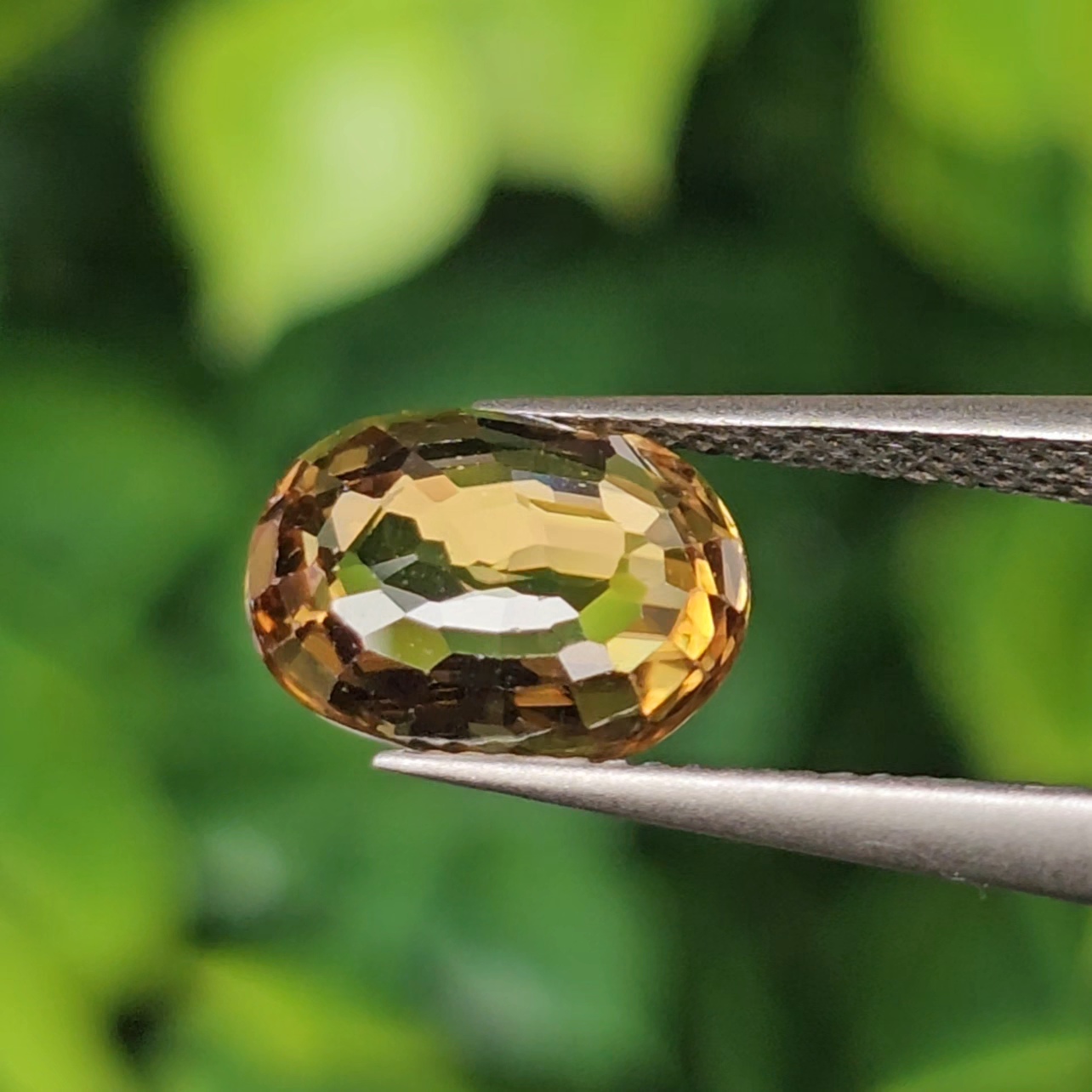 พลอย เพทาย (Zircon) 2.40 กะรัต (Cts.) พลอยแท้ อัญมณีมงคลประจําวันเกิด เครื่องประดับพลอย