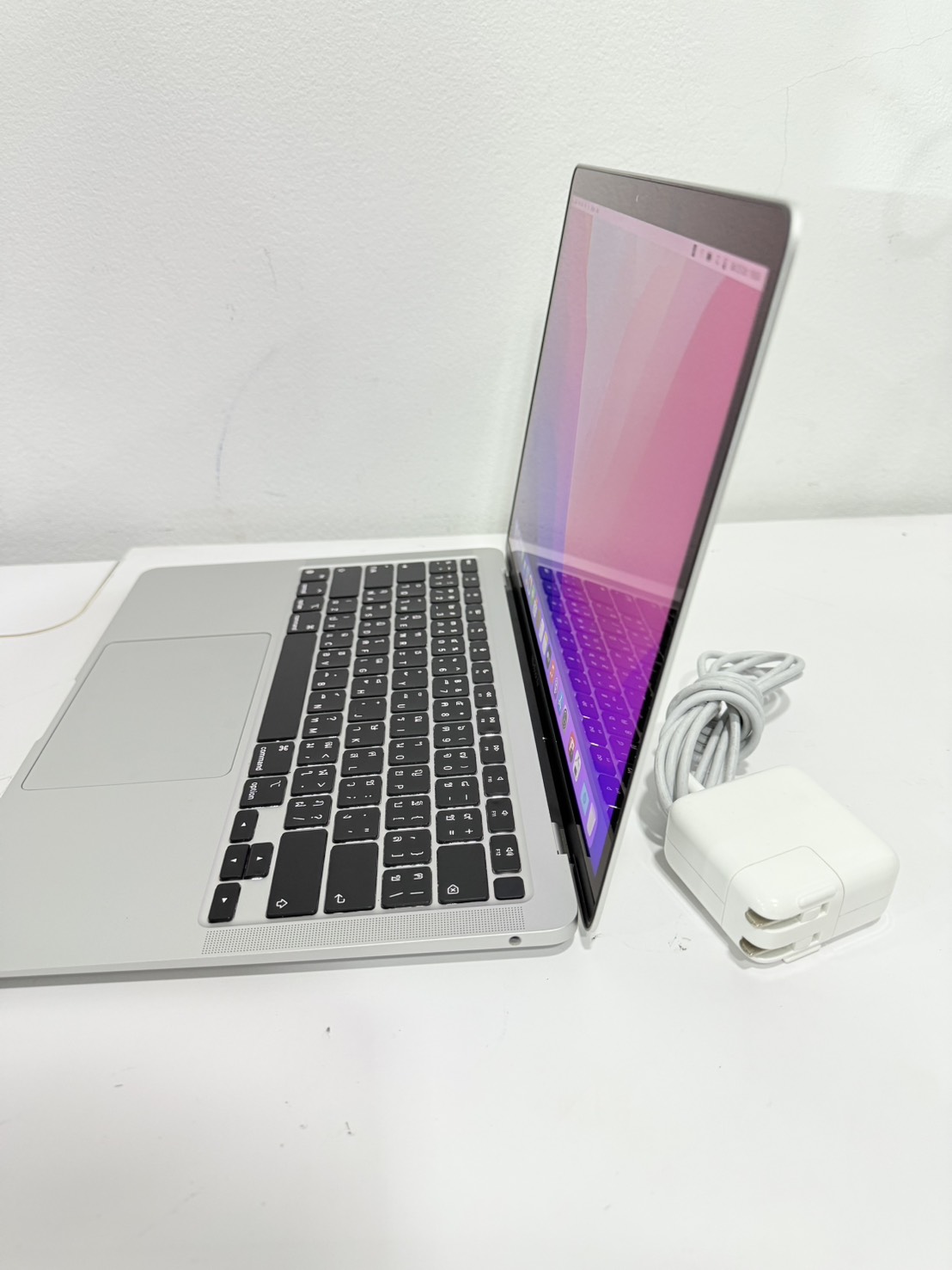 Apple Macbook Air 2020(M1/8GB/256GB)+Adapter จอมีรอยคีย์บอร์ด เครื่องบุบตรงมุมนิดนึง