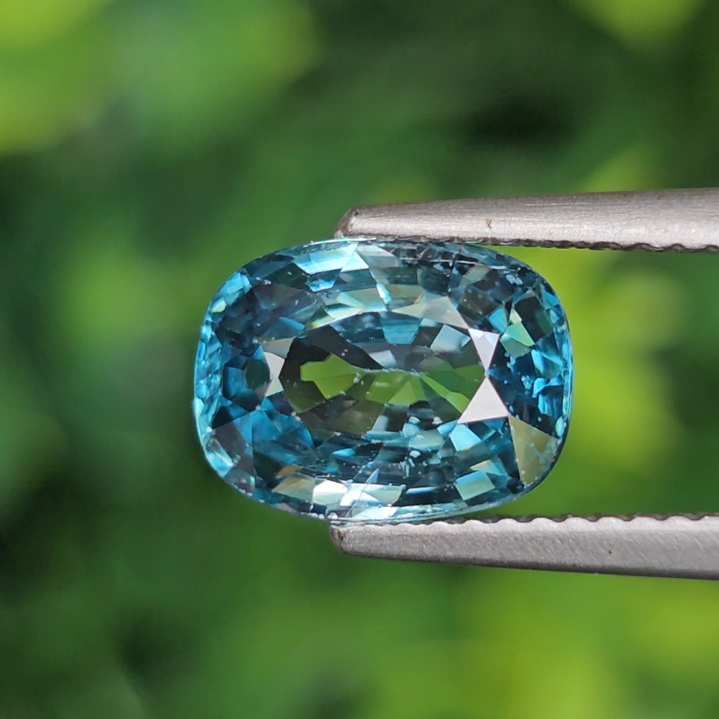 พลอย เพทาย (Zircon) 3.50 กะรัต (Cts.) พลอยแท้ อัญมณีมงคลประจําวันเกิด เครื่องประดับพลอย