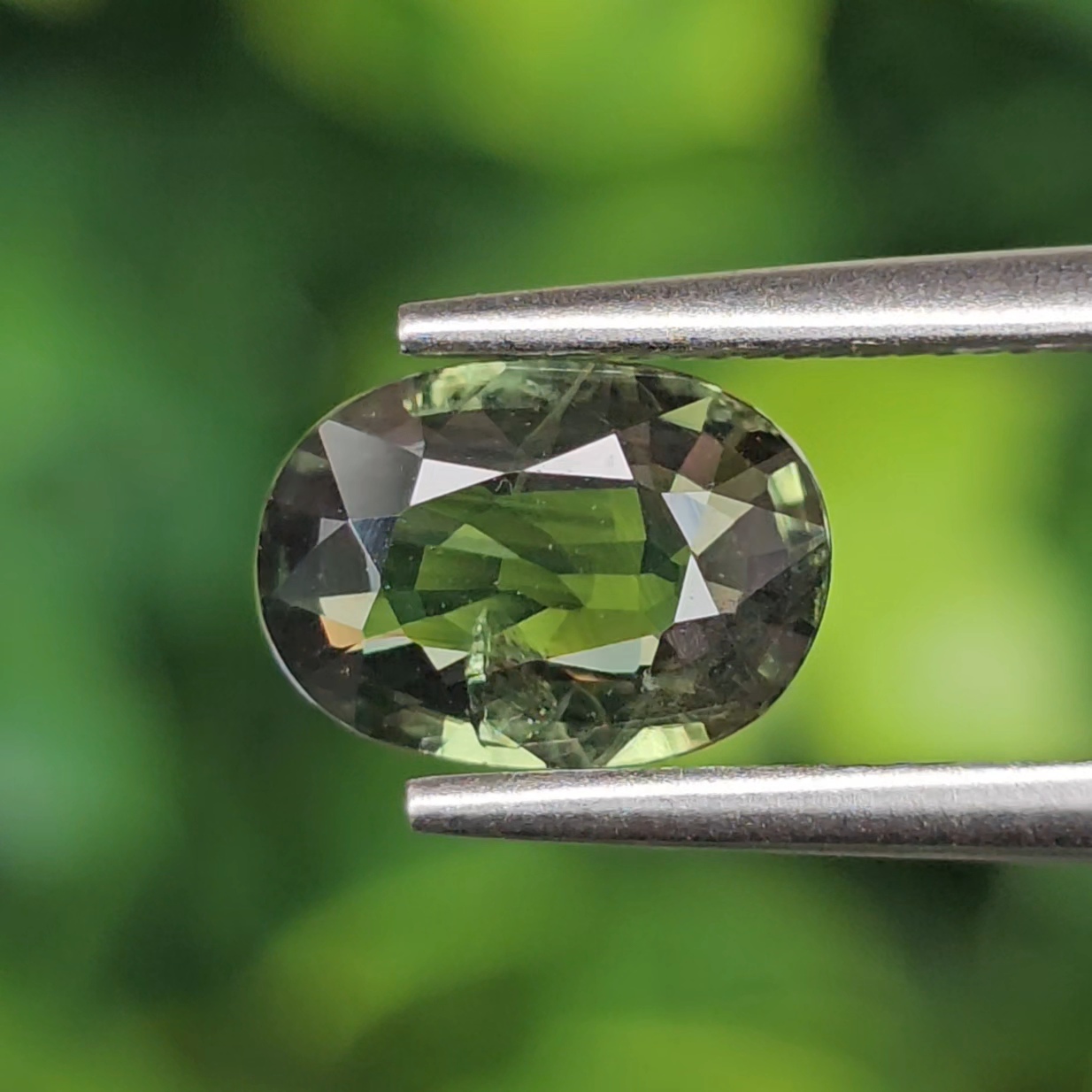 พลอย เขียวส่อง Green Sapphire 1.43 กะรัต (Cts.) พลอยแท้ อัญมณีมงคลประจําวันเกิด เครื่องประดับพลอย