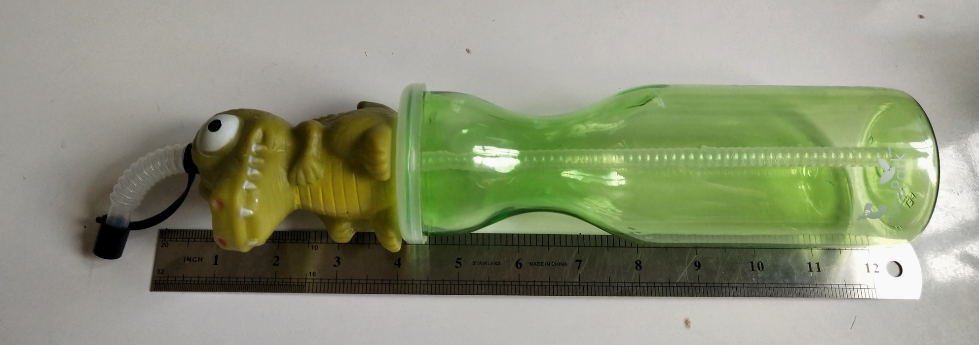 กระบอกใส่น้ำ ขวดน้ำพลาสติกใส พร้อมท็อปเปอร์ไดโนเสาร์สีเขียว ของสะสมจากบิ๊กซี