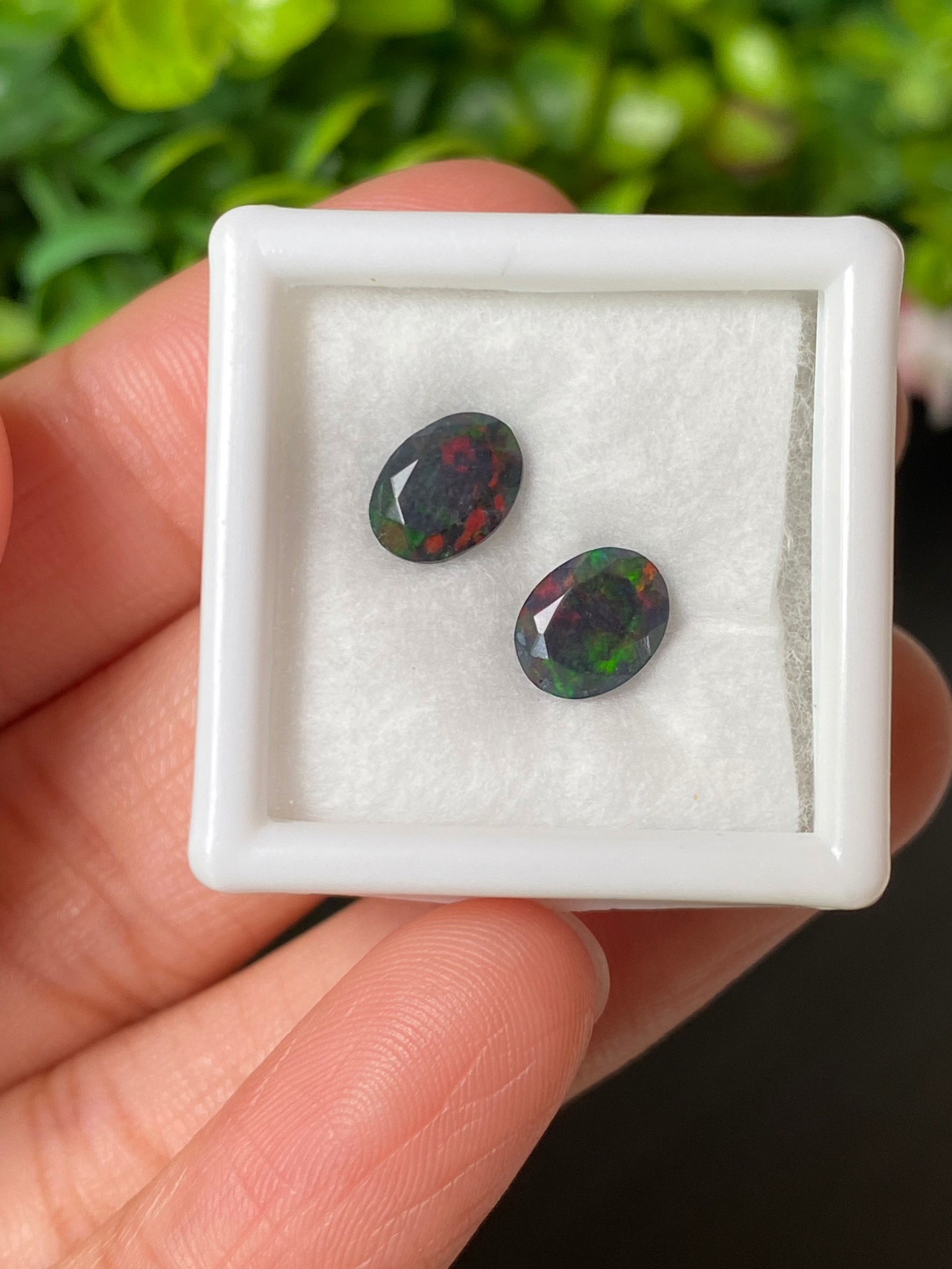 พลอย แบล็ก โอปอล Black Opal 1.22 กะรัต (Cts.) 2 เม็ด (Pcs.) พลอยแท้ อัญมณีมงคลประจําวันเกิด เครื่องประดับพลอย