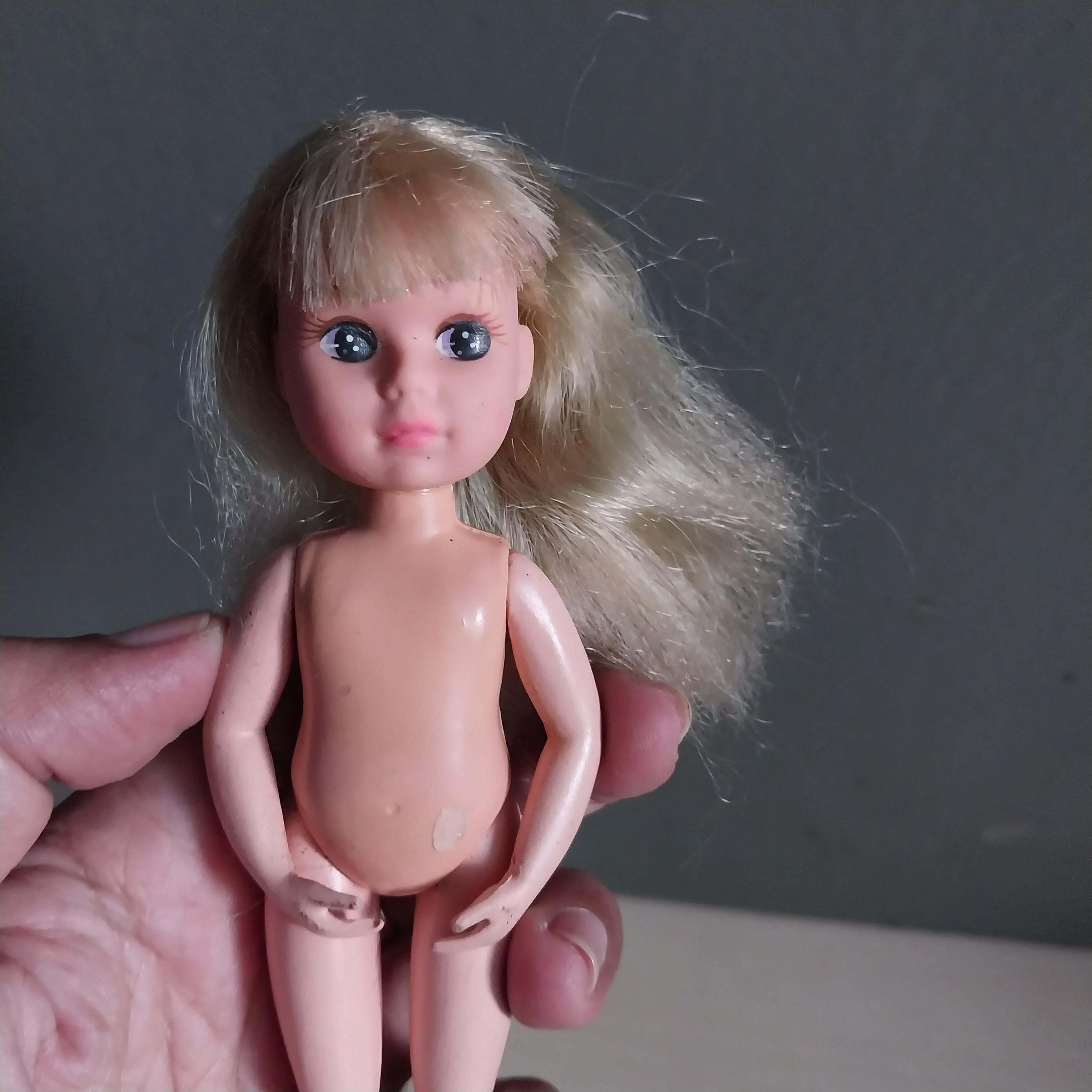 มีหลายภาพ **ผมหายบางส่วน ตุ๊กตาเด็ก มีตำหนิตามภาพ มือทำท่าอุ้ม ขากางได้มาก แบรนด์ CREATA