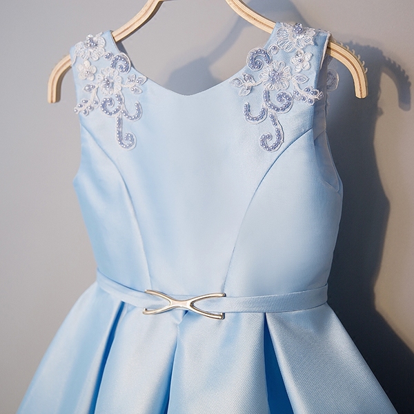 Pre-Order ชุดราตรีเด็ก สไตล์เจ้าหญิง แขนกุด สีฟ้า ตกแต่งดอกไม้ ลูกปัด ตรงไหล่ ซิปหลัง