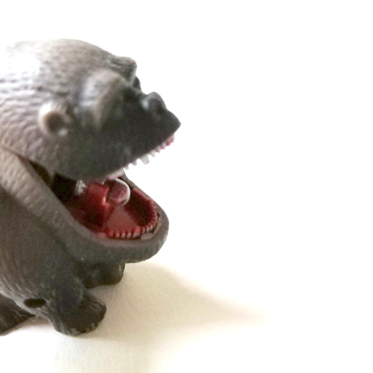 ของสะสม ลิงกอลิลล่า อ้าปากได้ ***วงจรไฟ ชำรุด ไม่มีฝาปิด ขนาด 2 นิ้ว ขายตามสภาพ