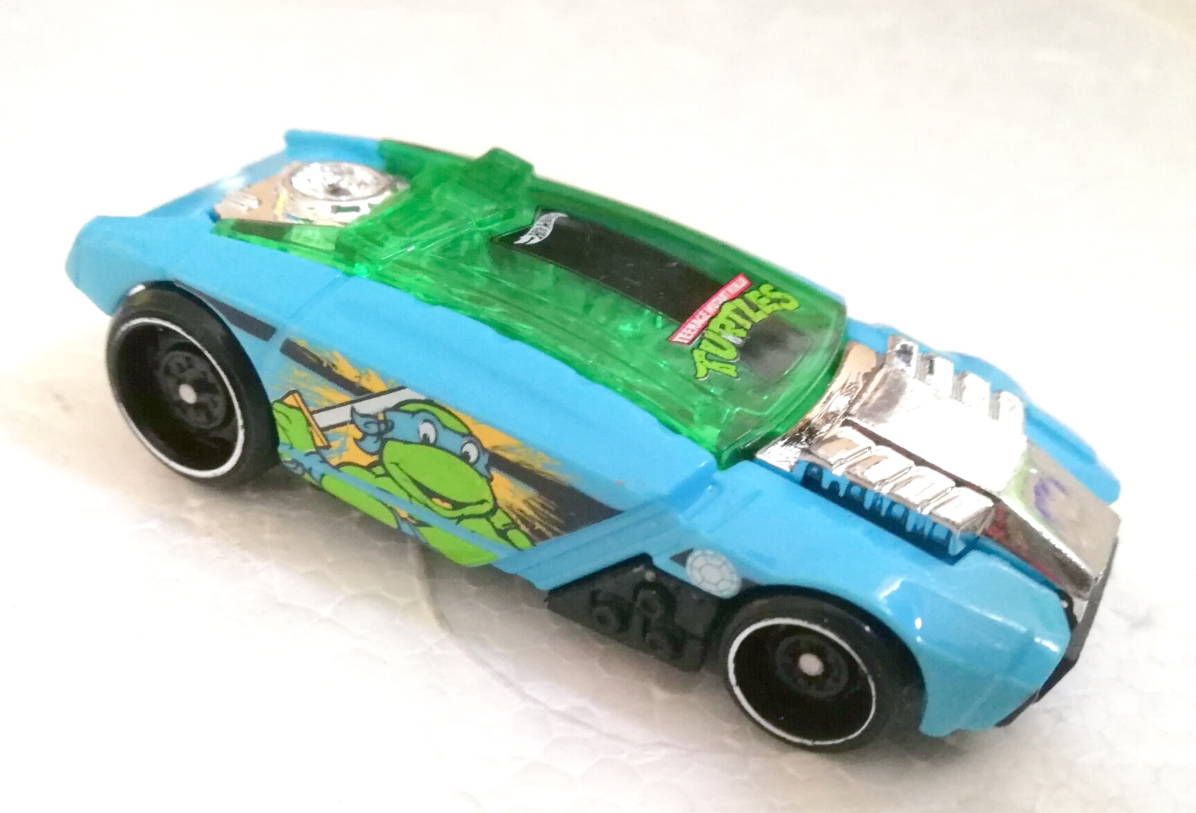 ของสะสม รถเหล็ก จาก ฮอทวีลส์ สีฟ้า พิมพ์ลายนินจาเต่า **ไม่มีแพ็ค ใต้ท้องรถมีตำหนิ ตามภาพ Die cast car, Hotwheels, Ninja Turtle printed