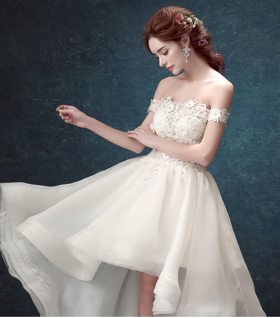 Pre-order ชุดแฟนซี ชุดเจ้าสาว ชุดราตรี สีขาว ปาดไหล่ แต่งดอกไม้ ปักเลื่อม หน้าสั้นหลังยาว เชือกผูกหลัง