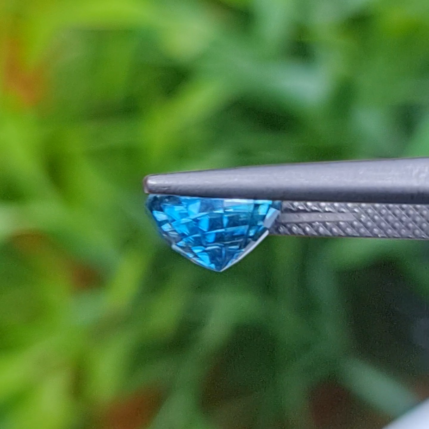 พลอย เพทาย (Zircon) 3.66 กะรัต (Cts.) พลอยแท้ อัญมณีมงคลประจําวันเกิด เครื่องประดับพลอย