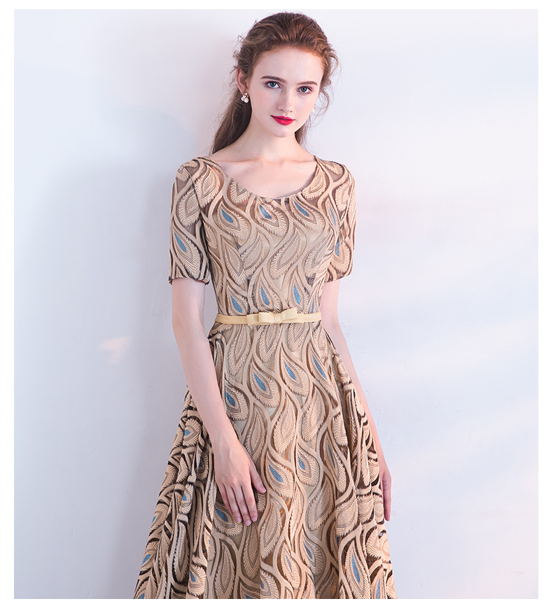 Pre-orderชุดราตรียาวแขนสั้นสีทองปักดิ้นลายขนนกยูงคาดโบว์ที่เอวเชือกผูกหลัง