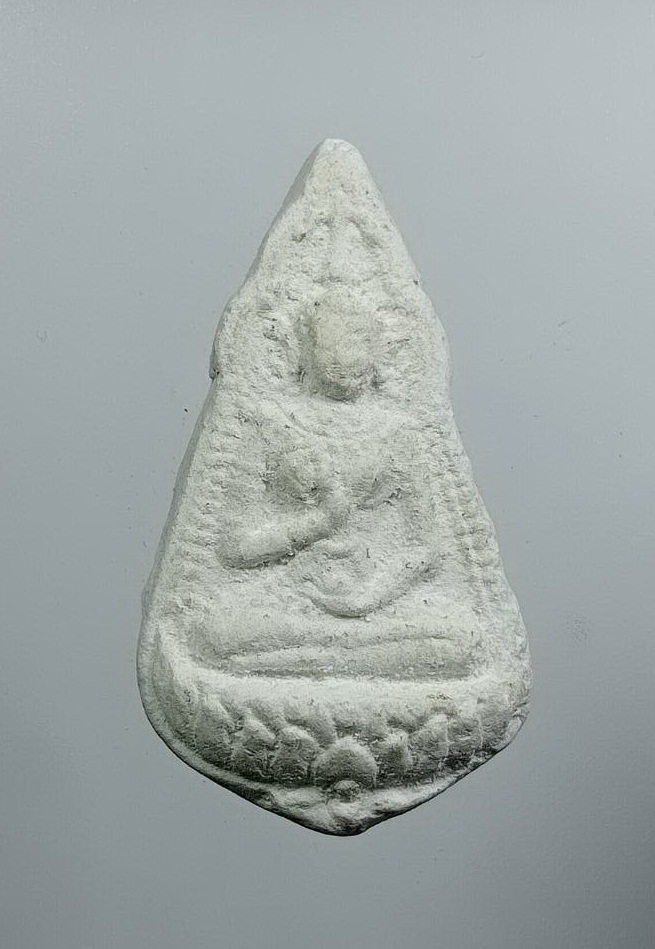 ผ3824 พระผงจักรพรรดิ์ หลวงตาม้า วัดถ้ำเมืองนะ จ.เชียงใหม่