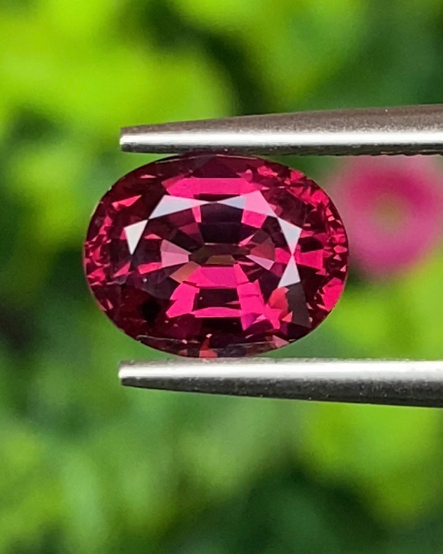 พลอย โรโดไลต์ กาเน็ท Rhodolite Garnet 2.11 กะรัต Cts.พลอยแท้ อัญมณีมงคลประจําวันเกิด เครื่องประดับพลอย