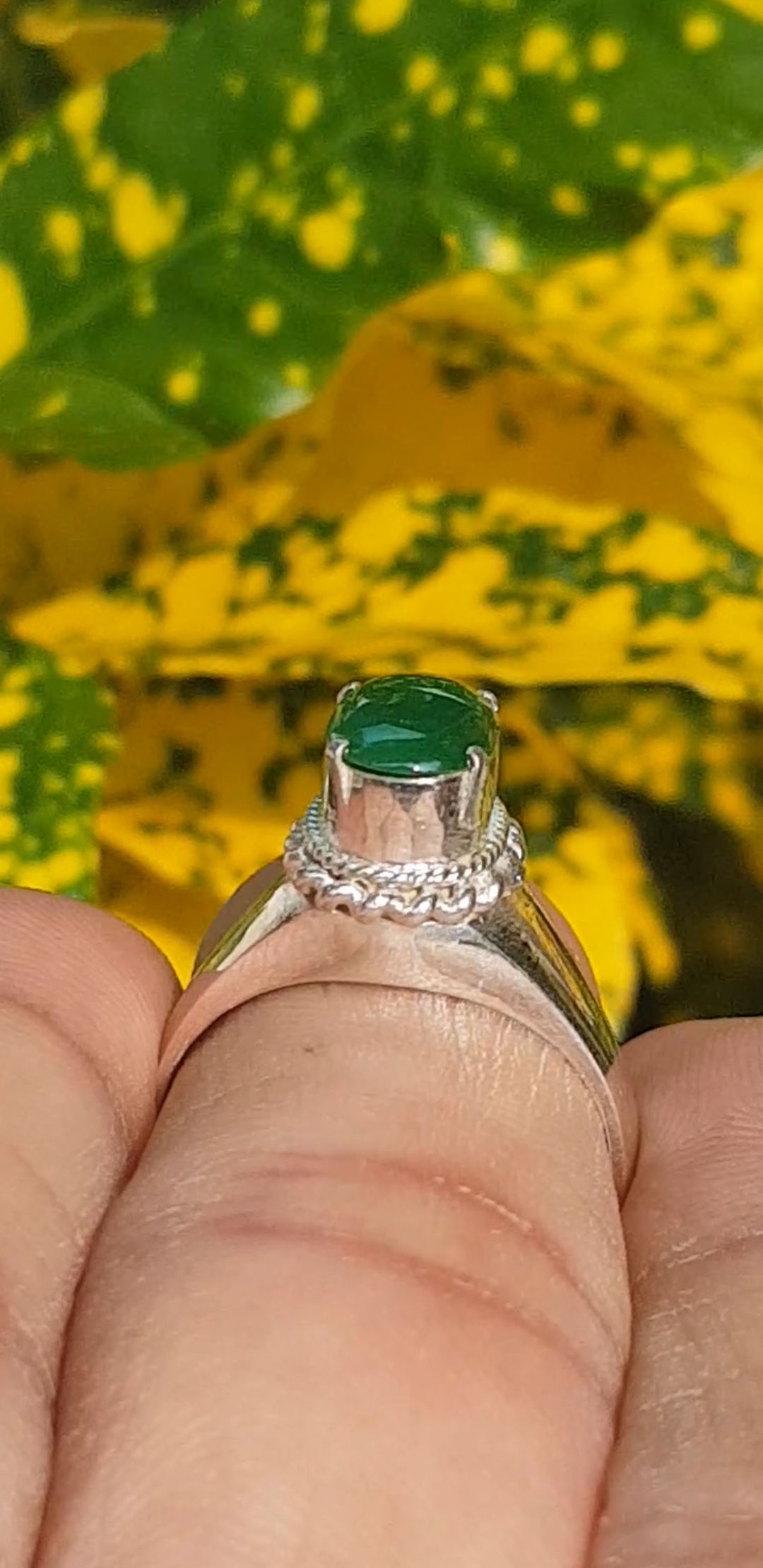 หยก พม่า แท้ Jade แหวนหยก 翡翠戒指 (Jadeite ring) 1.07 กะรัต (Cts.) (Size) 57 ดิบ ไม่ผ่านการปรับปรุง (Type A) พม่า (Myanmar)