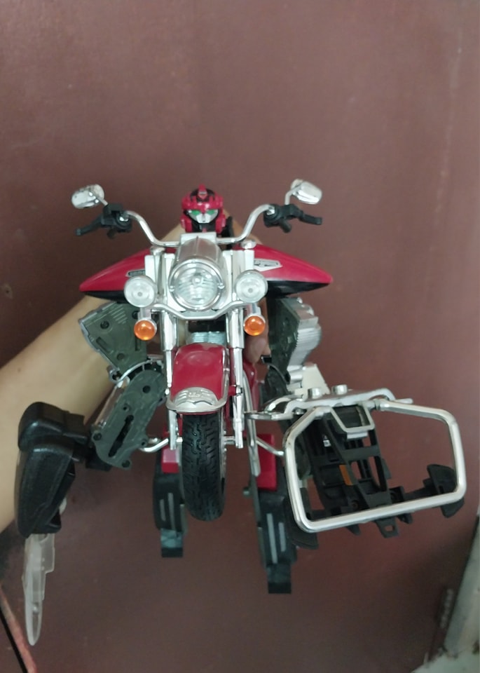 โมเดลรถแปลงเป็นหุ่น รถมอเตอร์ไซค์ Harley Davidson สภาพแกะประกอบ ***ไม่มี :-ขาตั้งรถ และปืนหาย 1 กระบอก