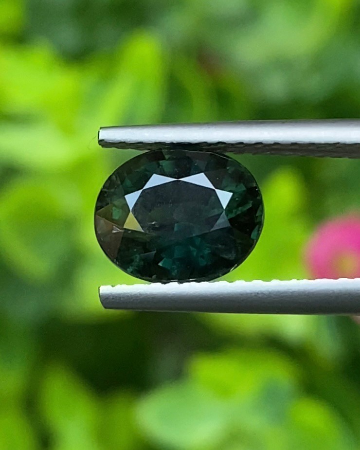 พลอย เขียวส่อง Green Sapphire 2.25 กะรัต (Cts.) ดิบ Unheated พลอยแท้ อัญมณีมงคลประจําวันเกิด เครื่องประดับพลอย