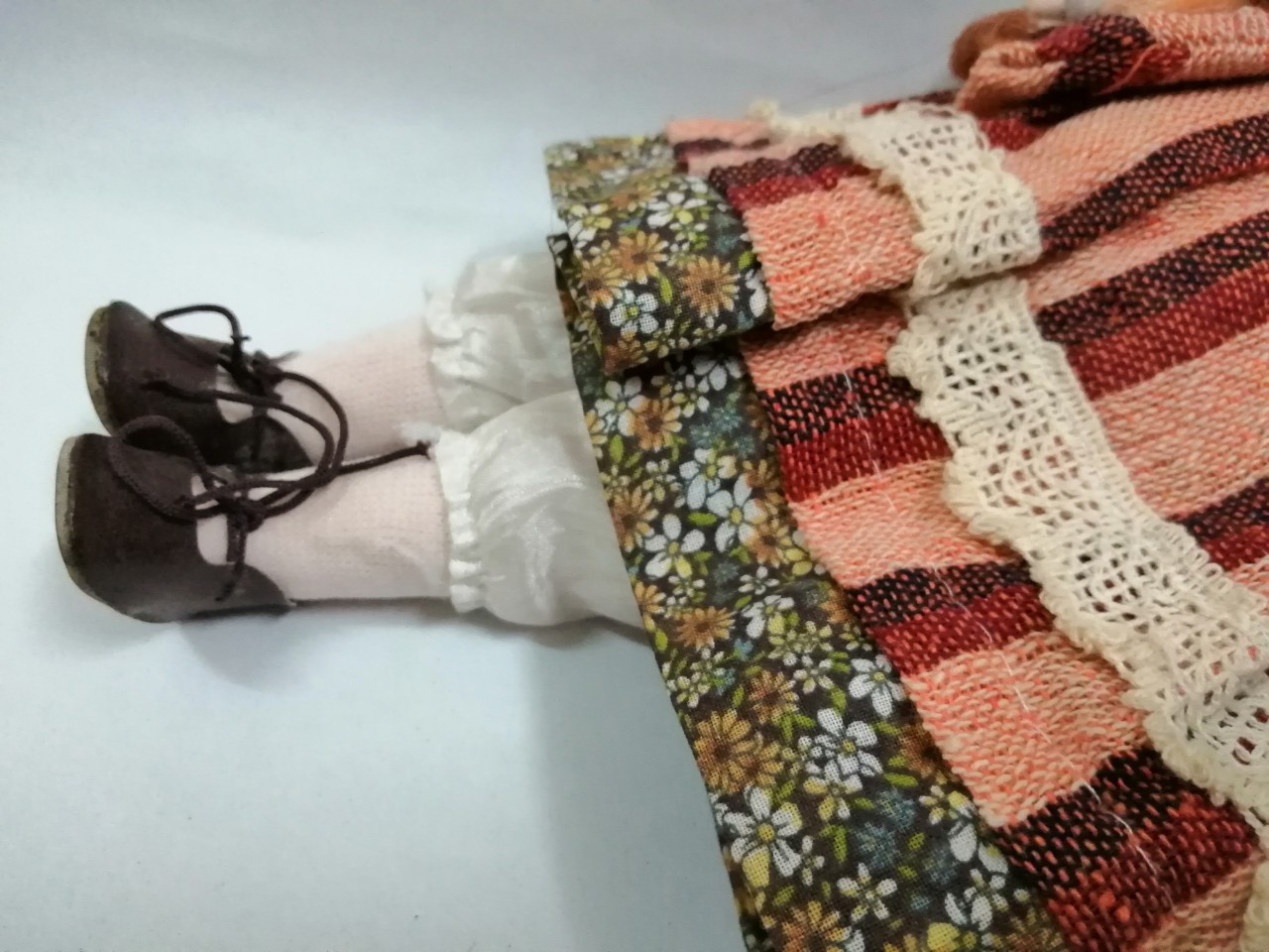 ของสะสม ตุ๊กตาพอร์ซเลน Porcelain doll ตุ๊กตาเด็กหญิงผมเปีย แต่งกายแนววินเทจน่ารัก ใส่หมวกลายเดียวกับชุด **ตุ๊กตาติดหมวก ตาหลุด 1 ข้าง ตามภาพที่2 ***สภาพเก่าเก็บสะสม ขนาด สูง 42 ซม.