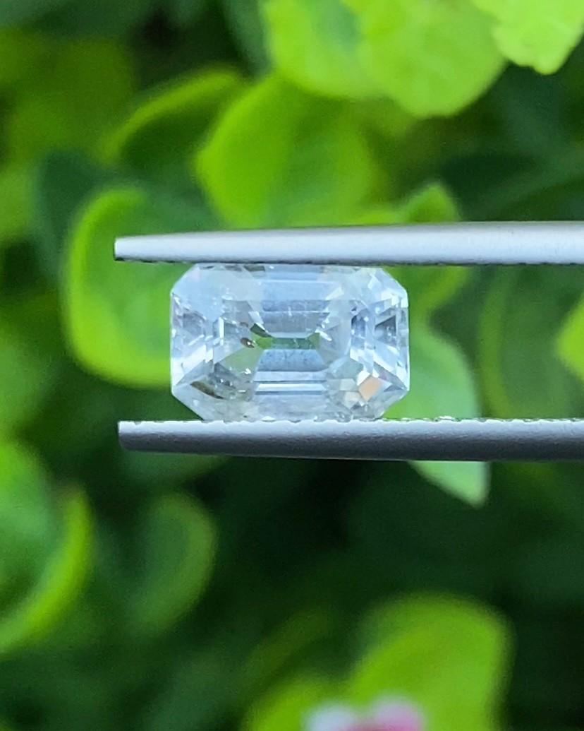 พลอย ขาว ไวท์ แซฟไฟร์ White Sapphire 2.12 กะรัต (Cts.) พลอยแท้ อัญมณีมงคลประจําวันเกิด เครื่องประดับพลอย