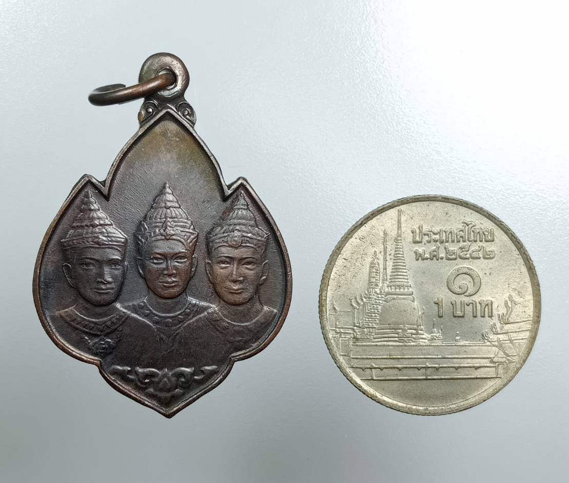 A7962 เหรียญสามกษัตริย์ พ่อขุนรามคำแหง พญาเม็งราย พญางำเมือง ออกวัดเชียงมั่น จ.เชียงใหม่ ปี 2525 หลวงปู่แหวนปลุกเสก