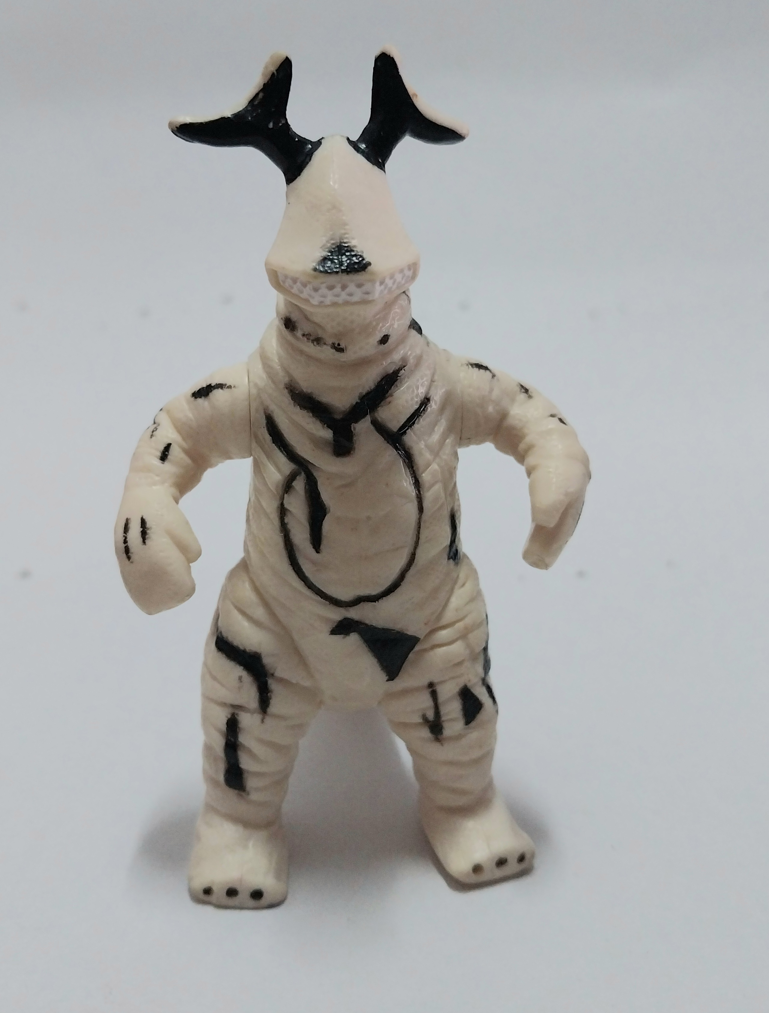 ยางตัน ขนาดตามรูป มีหลาบภาพ สัตว์ประหลาดเเอเรคิงส์ จากอุลตร้าแมน พรีเมี่ยม ของ 7-11 รุ่นเก่า หายาก