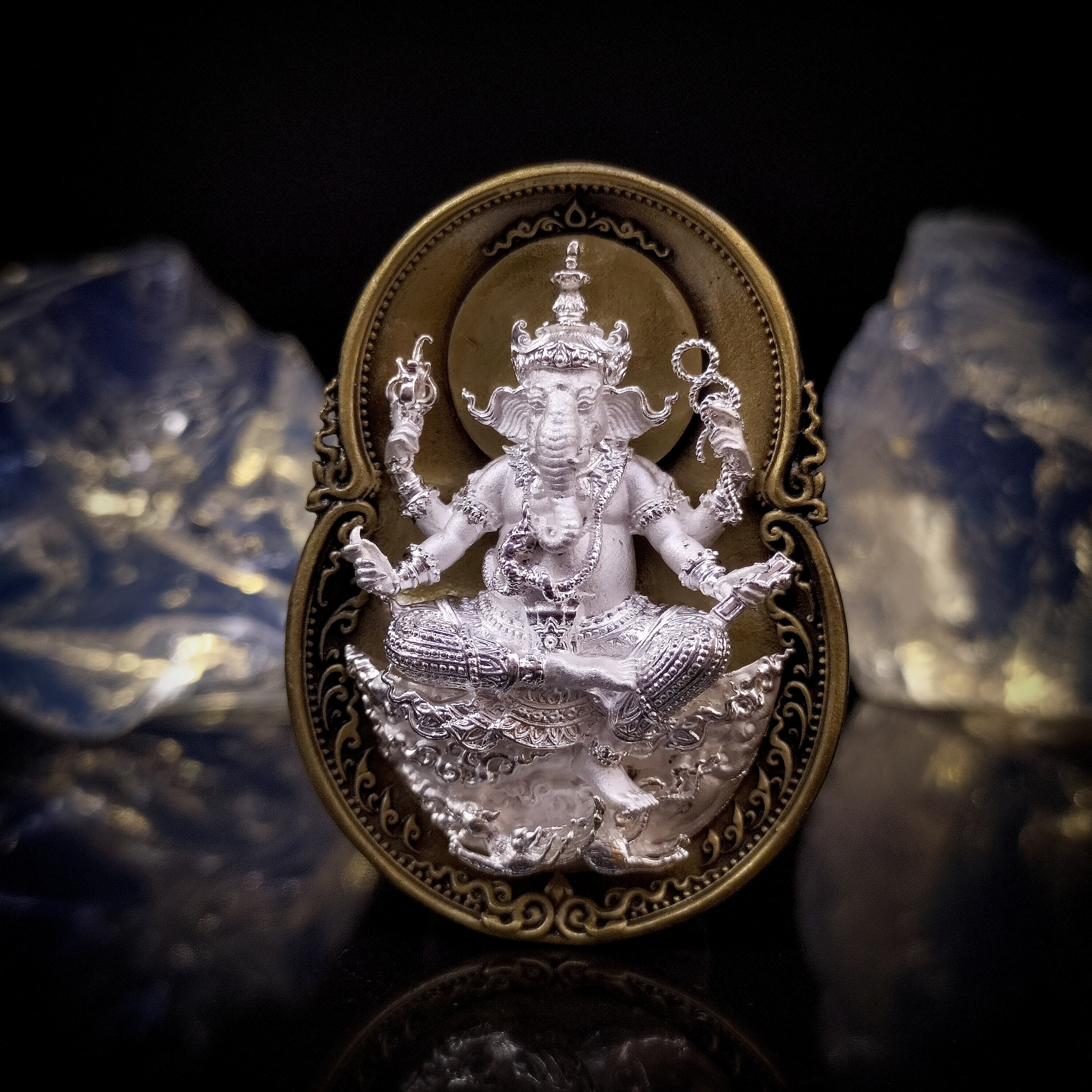 เหรียญพระพิฆเนศ รุ่น สุข สำเร็จ รวย เนื้อบรอนซ์ซาติน องค์ชุบเงิน